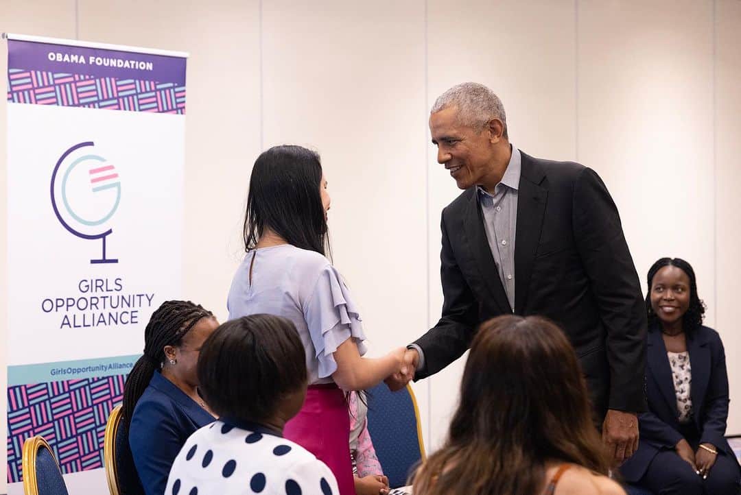 Barack Obamaさんのインスタグラム写真 - (Barack ObamaInstagram)「While I was in Athens, I spent some time with a remarkable group of leaders from the @GirlsOpportunityAlliance who shared more about their work to educate and empower girls in their communities.  Thuba Sibanda, a leader from @PhysicallyActiveYouth in Namibia said something that stuck with me. She said: "When you hear of the mountain that someone else is climbing, you feel energized to climb your own mountain." I'm inspired by the ways leaders like Thuba are creating a brighter future for girls—and ultimately, for all of us.」7月6日 6時31分 - barackobama