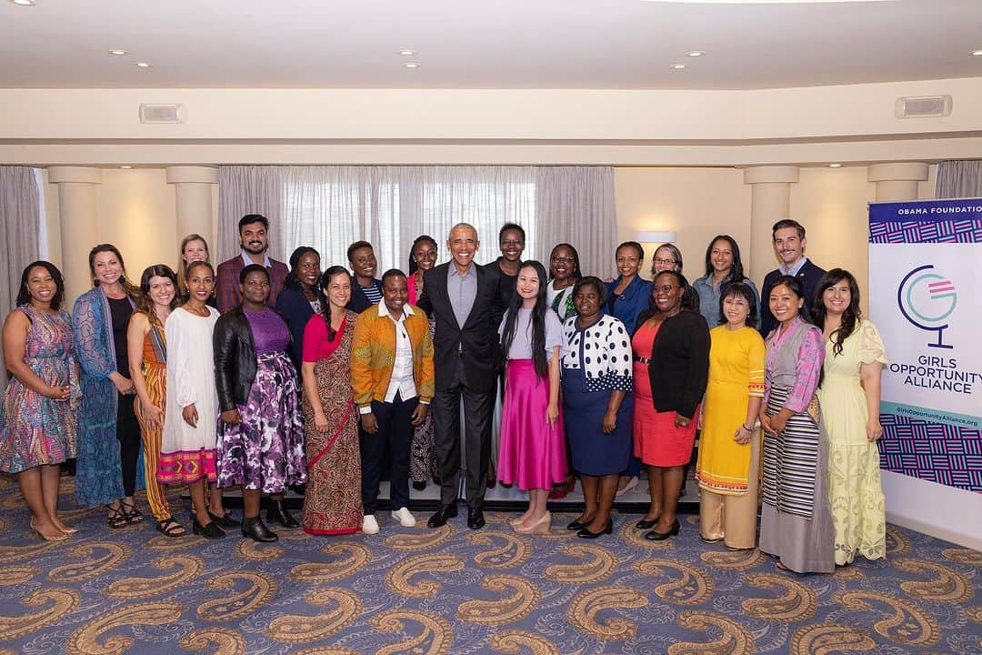 Barack Obamaさんのインスタグラム写真 - (Barack ObamaInstagram)「While I was in Athens, I spent some time with a remarkable group of leaders from the @GirlsOpportunityAlliance who shared more about their work to educate and empower girls in their communities.  Thuba Sibanda, a leader from @PhysicallyActiveYouth in Namibia said something that stuck with me. She said: "When you hear of the mountain that someone else is climbing, you feel energized to climb your own mountain." I'm inspired by the ways leaders like Thuba are creating a brighter future for girls—and ultimately, for all of us.」7月6日 6時31分 - barackobama