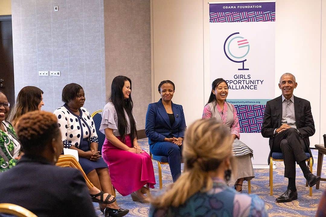 Barack Obamaのインスタグラム：「While I was in Athens, I spent some time with a remarkable group of leaders from the @GirlsOpportunityAlliance who shared more about their work to educate and empower girls in their communities.  Thuba Sibanda, a leader from @PhysicallyActiveYouth in Namibia said something that stuck with me. She said: "When you hear of the mountain that someone else is climbing, you feel energized to climb your own mountain." I'm inspired by the ways leaders like Thuba are creating a brighter future for girls—and ultimately, for all of us.」