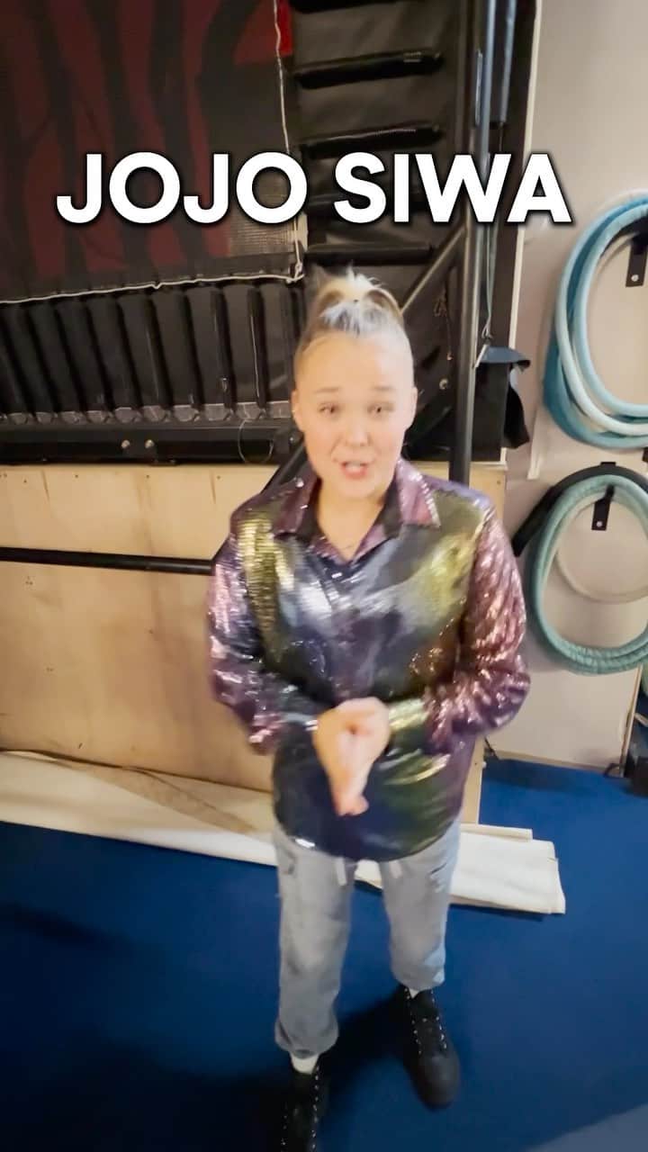 マイケル・ジャクソンのインスタグラム：「Actress and dance star JoJo Siwa recently visited the cast of Michael Jackson ONE and took on the challenge of learning one of the many routines in this 90-minute celebration of Michael Jackson and his music which brings together acrobatics and iconic MJ-inspired dance. Hit the link in stories to get tickets now.」