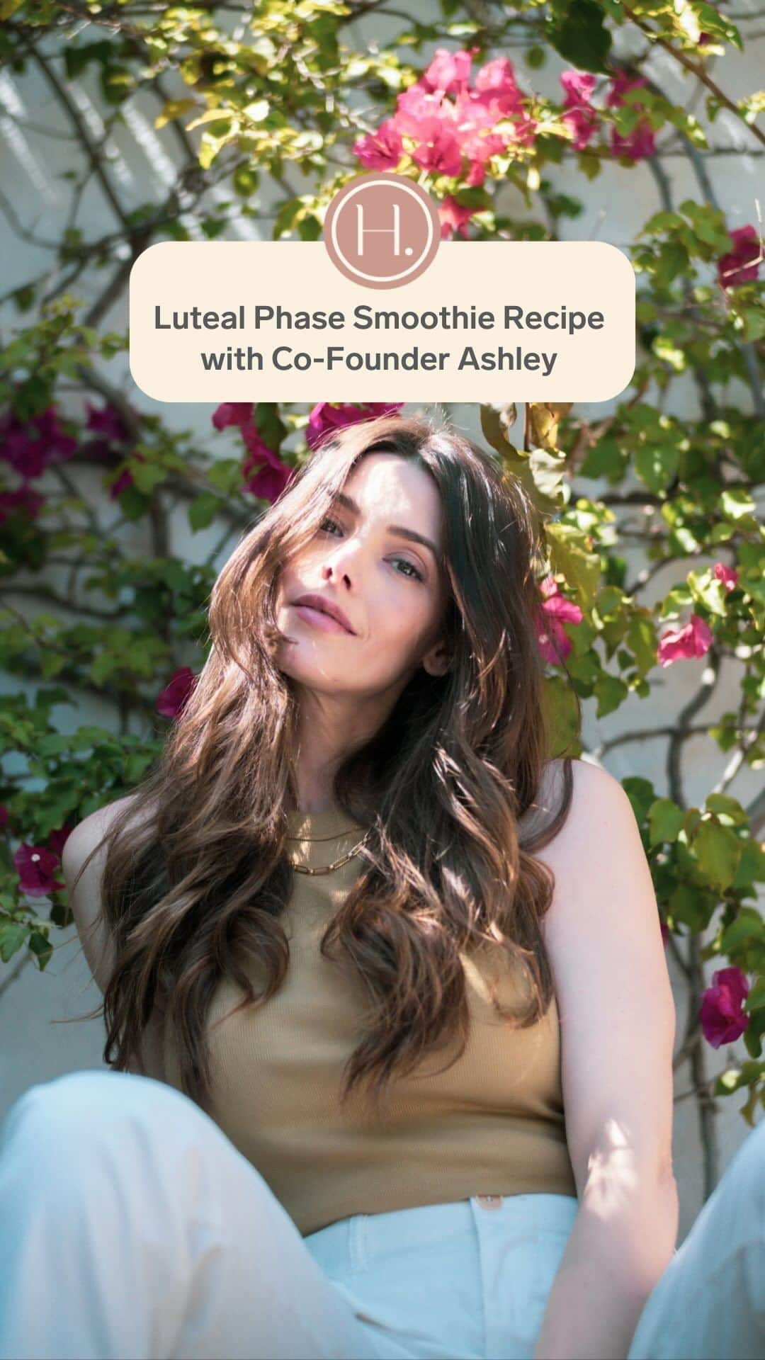 アシュリー・グリーンのインスタグラム：「Your luteal phase sends your metabolism into overdrive, asking for a nutrient boost. That’s why we teamed up with our co-founder, Ashley, to create a nutrient-rich smoothie.   Full recipe below, and yes, we promise the laughter throughout is just as wholesome.   Almond butter 🥜: Protein and healthy fats to curb those cravings.  Coconut milk 🥥: Creamy, delicious hydration.  Cinnamon 🍂: A sprinkle for taste and blood sugar balance.  @ritual Protein 💪: For that much-needed post-workout recovery.  Banana 🍌: A potassium-rich treat to ease inflammation.  Coconut yogurt 🥥: Because gut health can be tasty too.  Frozen Strawberries 🍓: Sweetness without the sugar crash.  So here’s to health, to laughter, and to a luteal phase smoothie that delivers both. Cheers!  #lutealphase #cyclesyncing #ourhummingway #ashleygreene #cyclesootherpatches #wholecyclewellness」