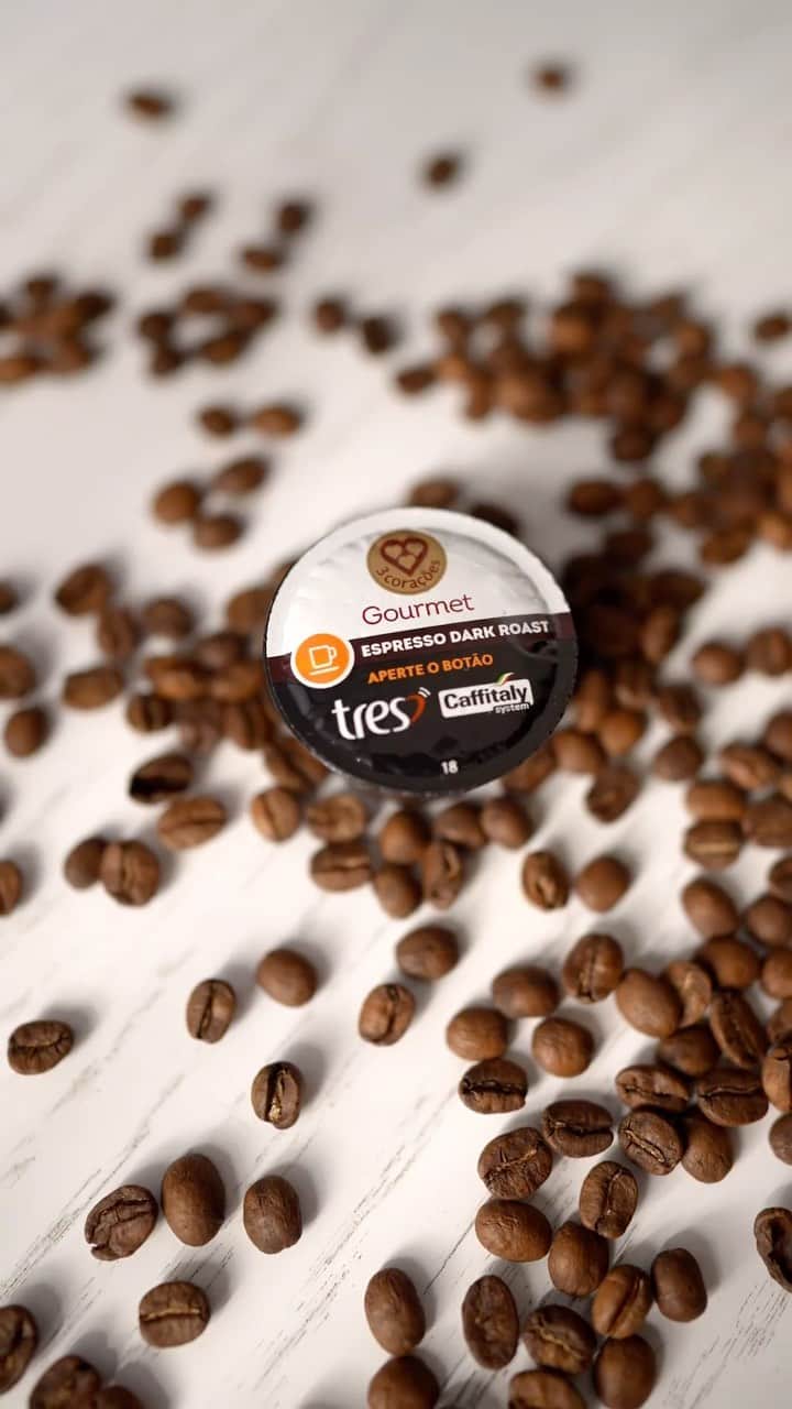 Jonas Sulzbachのインスタグラム：「Deu vontade de tomar um cafezinho vendo esse vídeo né? 😋 E esse espresso Dark Roast da @3coracoes ta sensacional! É um café marcante e encorpado, perfeito pra quem ama ser intenso ☕️  Disponível no e-commerce oficial @mercafe - ahh tem cupom especial pra vocês nos meus stories.」