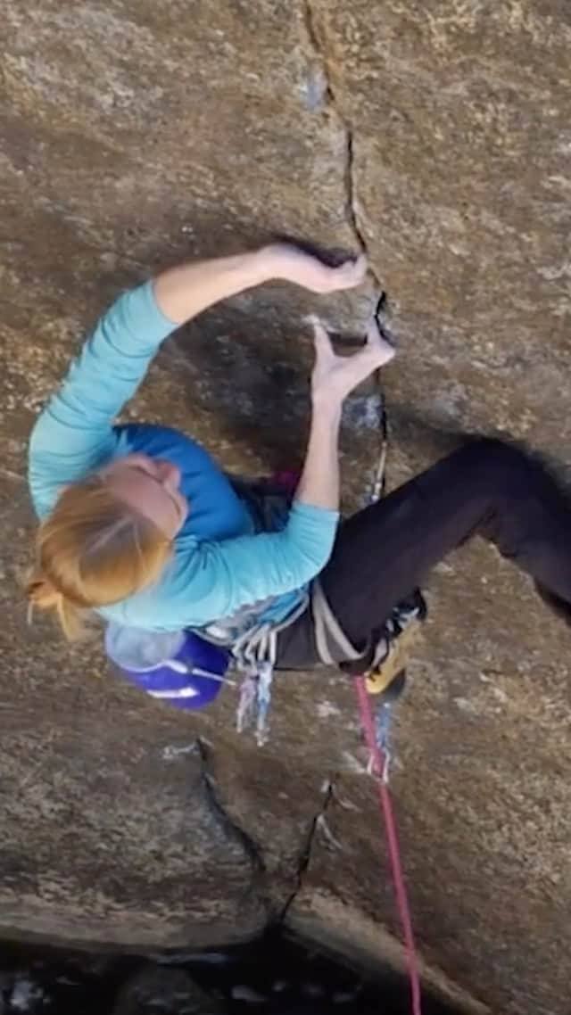 ベス・ロッデンのインスタグラム：「Beth Rodden made the first ascent of Meltdown (5.14c) in 2008, making it one of the world’s hardest cracks, and perhaps the hardest first ascent by a woman at that time. It took TEN YEARS before anyone was able to repeat it, and it’s still only been climbed three times. Talk about ahead of your time! @bethrodden with an absolute classic. Featured in our film Meltdown, part of Dosage Vol 5. Streaming on Reel Rock Unlimited.」