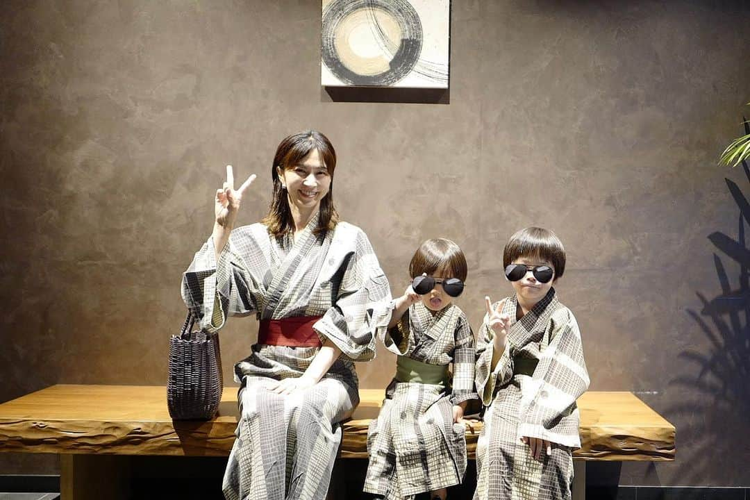 安田美沙子さんのインスタグラム写真 - (安田美沙子Instagram)「浴衣編👘  旅館では、子供用ゆかたもあって。。それだけで可愛くて♥️  たまらなかった✨  今年2度目の蛍まで見ることが出来ました✨  なんで蛍ってあんな幸せな気持ちになるんだろ。。  見つけられた喜びと、ふわっと光って、ふわっと消えてくのが、奥ゆかしいのかな。  長男は、「いた！！僕が見つけた！」と大興奮でした！  真っ暗の蛍ツアーは肝試しみたいで。。なんだか懐かしかった☺️🍉  #ほたる #浴衣 #brothers #旅館 #箱根」7月6日 6時55分 - yasuda_misako