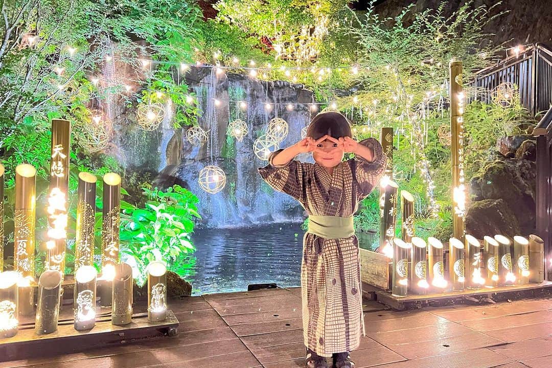 安田美沙子さんのインスタグラム写真 - (安田美沙子Instagram)「浴衣編👘  旅館では、子供用ゆかたもあって。。それだけで可愛くて♥️  たまらなかった✨  今年2度目の蛍まで見ることが出来ました✨  なんで蛍ってあんな幸せな気持ちになるんだろ。。  見つけられた喜びと、ふわっと光って、ふわっと消えてくのが、奥ゆかしいのかな。  長男は、「いた！！僕が見つけた！」と大興奮でした！  真っ暗の蛍ツアーは肝試しみたいで。。なんだか懐かしかった☺️🍉  #ほたる #浴衣 #brothers #旅館 #箱根」7月6日 6時55分 - yasuda_misako