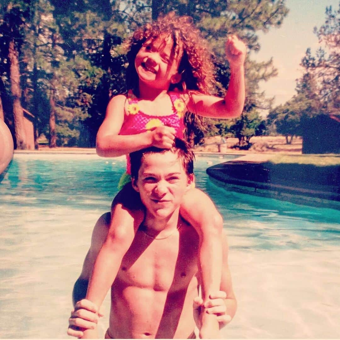 スコット・イーストウッドのインスタグラム：「Happy belated 4th of July.  Tried to stay off phone yesterday. Here’s an oldie probably around the 4th of July.  My little sister ripping my hair out!!!!」