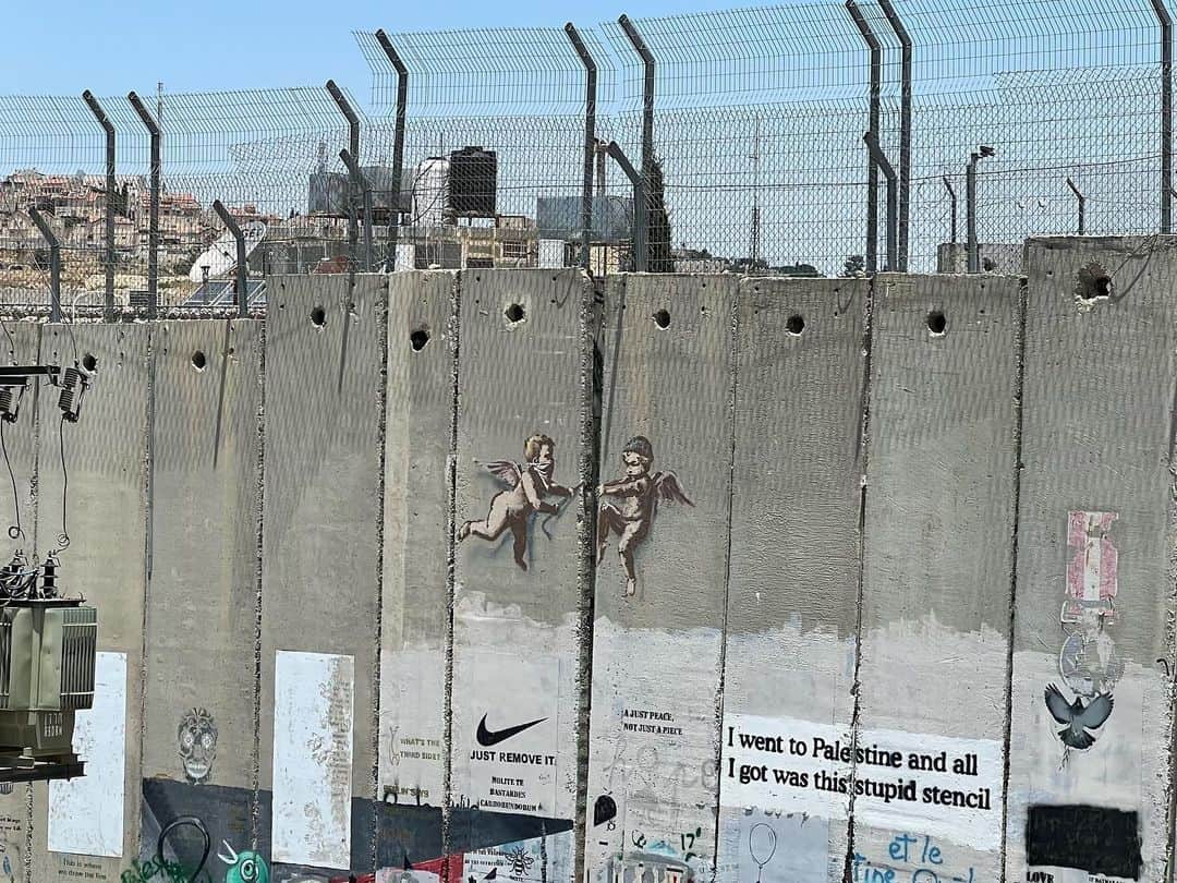 榎戸教子さんのインスタグラム写真 - (榎戸教子Instagram)「【パレスチナ・ベツレヘム】 「イスラエルやパレスチナへ行く」 と言うとほとんどの方に 「治安は大丈夫？」 と聞かれます。  行った今なら、 「フランスやスペインへ行くのと変わらない」 と答えられます。  『#70 パレスチナ・ベツヘレムでバンクシーアートに触れながら』 https://voicy.jp/channel/3482/550946  #bethlehem #palestine #banksy #thewalledoffhotel #worldheritage #churchofnativity #worldtraveler #trip」7月6日 7時03分 - noriko_enokido