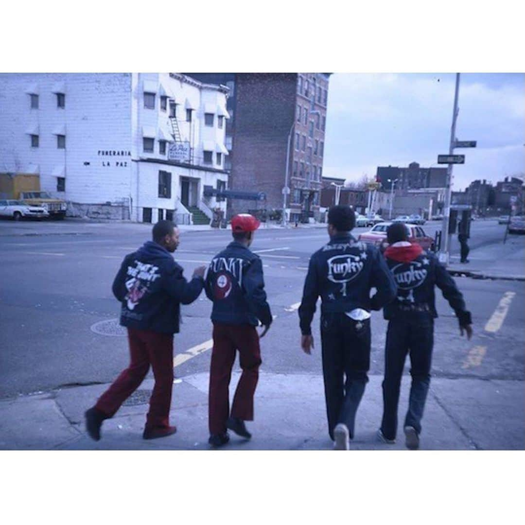 MUROさんのインスタグラム写真 - (MUROInstagram)「おはようございます〜☁️  The funky four  at Prospect Avenue , The BRONX, in 1980 Photo: Charlie Ahearn  #funkyfourplusone  #sugarhillrecords  #thatsthejoint #1980 #bxnyc  #hiphop50thanniversary」7月6日 7時12分 - dj_muro