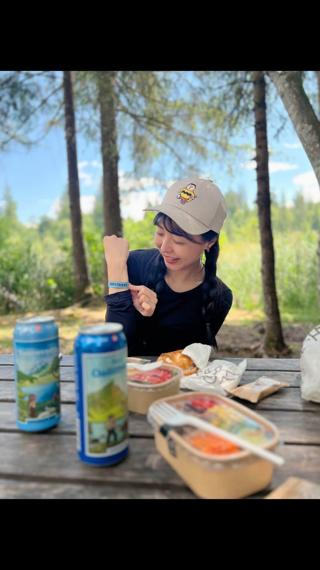 新倉瞳のインスタグラム：「Picnic at Crestasee😆  山に囲まれた湖でピクニックしよう😻(思いがけずハイキングにもなり遭難しそうになりましたが無事辿り着いたよかった…本当に頼りないガイドで申し訳ない)ということで、チューリッヒから2時間ほどのクレスタ湖へ。  トゥーン湖、ブリエンツ湖も周りました、個人的にも今回初めて訪れたエメラルドグリーンが美しい比較的小さなクレスタ湖がかなり気に行っちゃいました。  ひとみさんのおかげでスイスの魅力再発ちう！  ジャイアンの帽子🧢は @grshimamura」