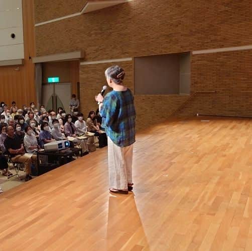 夏井いつきのインスタグラム：「【島根県出雲市　句会ライブ参加レポート　山尾まりの巻】  句会ライブ終わって、タクシーで走り出した時に、歩道に立っている山尾まりを目撃！  「おおー！」と手を振ったが、認識してもらえず・・～笑！  ダンナは、髭の山尾政弘。おうちde俳句大賞の席で会っております。  最前列の一番奥。マイクを持った私の手の陰に、体半分写ってるのが、山尾まり～ははは！  「山尾家」という推し団扇が目印です。どっかの句会ライブで会ったら、声かけてやってね～♪  山尾まりのお便り……続きはblogでね♪ http://itsuki.natsui-company.com/?eid=6879#gsc.tab=0」