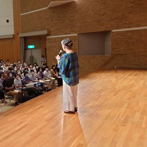 夏井いつきさんのインスタグラム写真 - (夏井いつきInstagram)「【島根県出雲市　句会ライブ参加レポート　山尾まりの巻】  句会ライブ終わって、タクシーで走り出した時に、歩道に立っている山尾まりを目撃！  「おおー！」と手を振ったが、認識してもらえず・・～笑！  ダンナは、髭の山尾政弘。おうちde俳句大賞の席で会っております。  最前列の一番奥。マイクを持った私の手の陰に、体半分写ってるのが、山尾まり～ははは！  「山尾家」という推し団扇が目印です。どっかの句会ライブで会ったら、声かけてやってね～♪  山尾まりのお便り……続きはblogでね♪ http://itsuki.natsui-company.com/?eid=6879#gsc.tab=0」7月6日 7時20分 - natsui_haiku