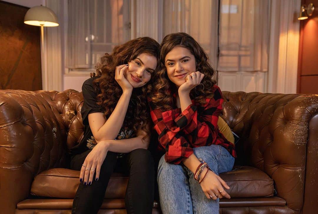 Maisa Silvaのインスタグラム：「Better together 🫂💜📷⏳️ Quem aí já maratonou a 2ª temporada??  Ps: sem spoilers hein?」