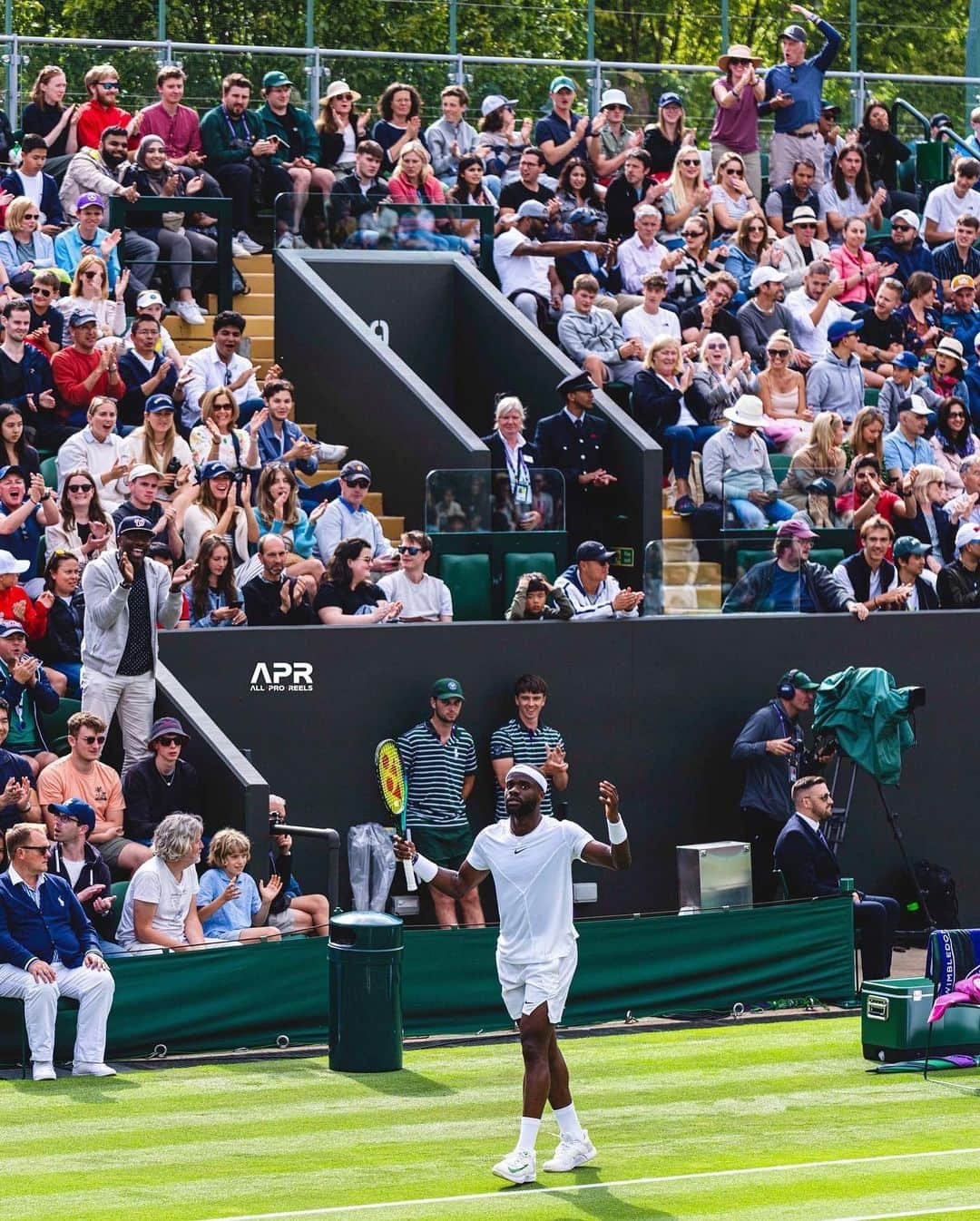 フランシス・ティアフォーさんのインスタグラム写真 - (フランシス・ティアフォーInstagram)「@wimbledon is sooo damn special. Feels good to be back. See y’all back out there tomorrow.  #firstround✅ #wimbytones #justakidfromsalone🇸🇱🇸🇱  Big S/O to @allproreels for making the trip. The Gregg Popovich of photography.」7月6日 7時26分 - bigfoe1998