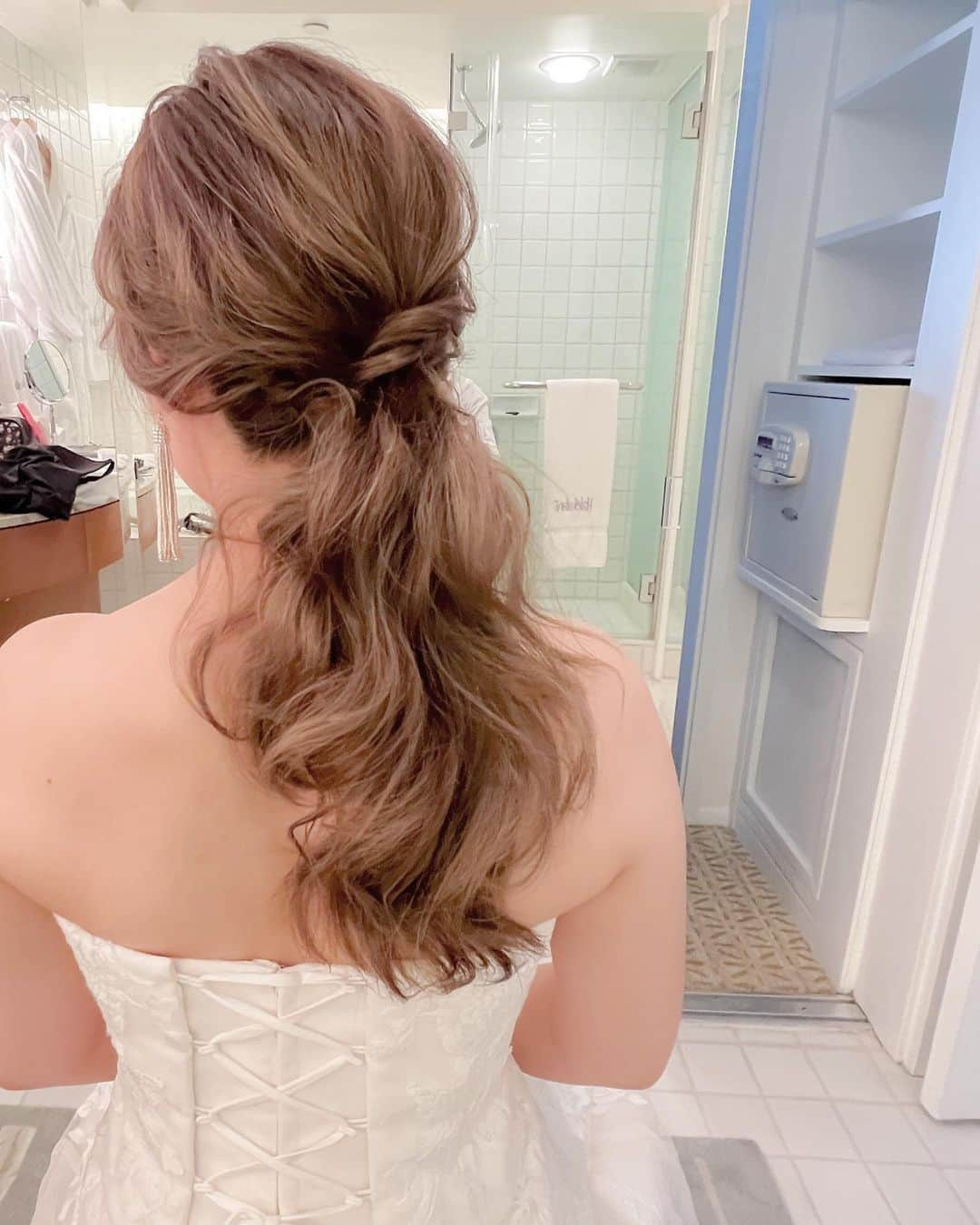 Yukari Ogayaさんのインスタグラム写真 - (Yukari OgayaInstagram)「Hawaii wedding 2023 … Low ponytail style🤍 ハワイは風が強い事が多いので、 お客様の髪の量とご希望のスタイルをお伺いして、 全部下ろした方が良いのか 少しまとめた方が良いのか 提案させて頂いてます✨ . 髪の色が綺麗だったので ニュアンスでふんわり柔らかアレンジに🫧 .  . Hair and makeup by @yukariogaya  . . . .  #2023 #thisisyukaristyle #hawaiiwedding  #destinationwedding  #bridehair  #bridalmakeup  #weddinghairstyles  #updospecialist  #ハワイウェディング #海外ウェディング #花嫁ヘア  #花嫁ヘアメイク  #海外花嫁 #ヘアアレンジ  #ハワイヘアメイク」7月6日 7時31分 - yukariogaya