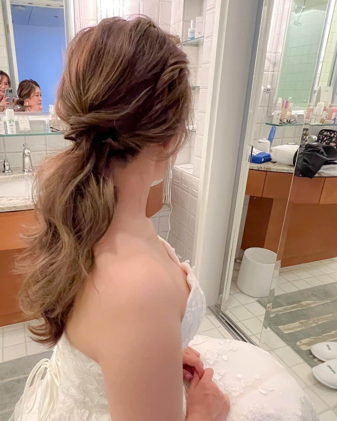 Yukari Ogayaさんのインスタグラム写真 - (Yukari OgayaInstagram)「Hawaii wedding 2023 … Low ponytail style🤍 ハワイは風が強い事が多いので、 お客様の髪の量とご希望のスタイルをお伺いして、 全部下ろした方が良いのか 少しまとめた方が良いのか 提案させて頂いてます✨ . 髪の色が綺麗だったので ニュアンスでふんわり柔らかアレンジに🫧 .  . Hair and makeup by @yukariogaya  . . . .  #2023 #thisisyukaristyle #hawaiiwedding  #destinationwedding  #bridehair  #bridalmakeup  #weddinghairstyles  #updospecialist  #ハワイウェディング #海外ウェディング #花嫁ヘア  #花嫁ヘアメイク  #海外花嫁 #ヘアアレンジ  #ハワイヘアメイク」7月6日 7時31分 - yukariogaya