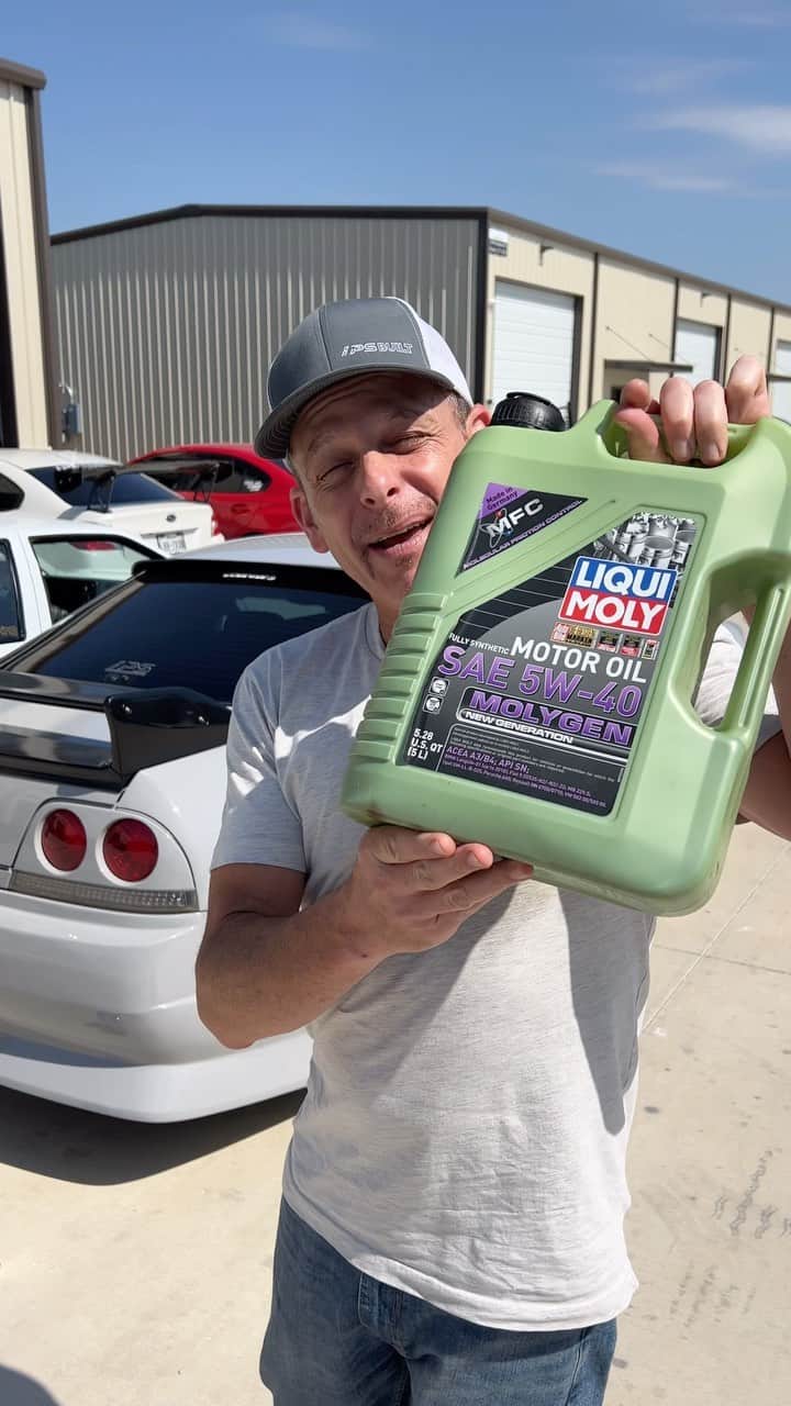 スティーブのインスタグラム：「Liquimoly is the only product I use in all my cars! From the skyline to the lambo!  #molygen oil #jectron for the fuel and #mos2 for added engine protection #liquimoly  リキモリの商品をスティーブ的視点の車両全てに入れています　今日はあっちゃんのスカイラインにモリジェンオイル❣️」