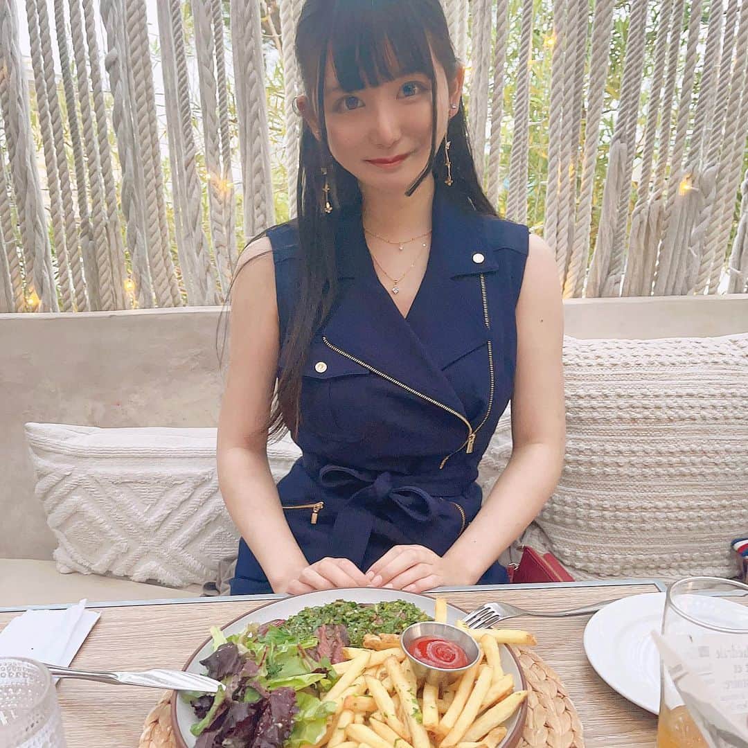 鈴木ことねのインスタグラム：「○ サンタモニカにてディナーした時の🍽 外食久しぶりだったー！🤍 ・ ・ ワンピース→ #calvinklein  ネックレス→ #sterlingforever  ピアス→ #katespade  ・ ・ #calvinklein #カルバンクライン #黒髪 #黒髪ロング #katespade #ワンピースコーデ #ワンピース #california #カリフォルニア #santamonica」