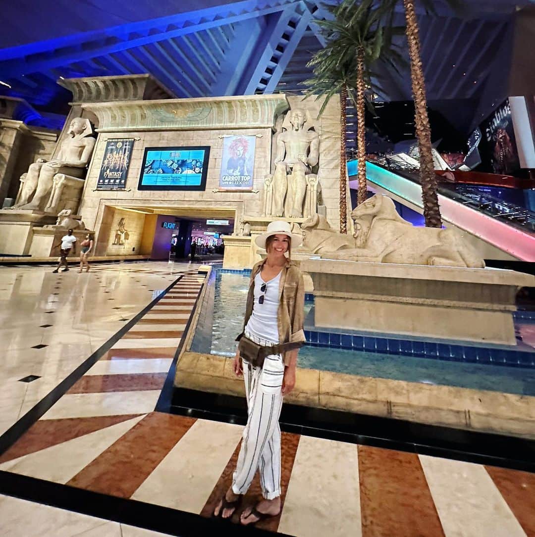 シャーニ・ヴィンソンのインスタグラム：「VEGAS BABY! @luxorlv   #letsgo #vegas #lasvegas #nevada #luxor #hotel #casino #sincity #roadto40 #lifebeginsat40」