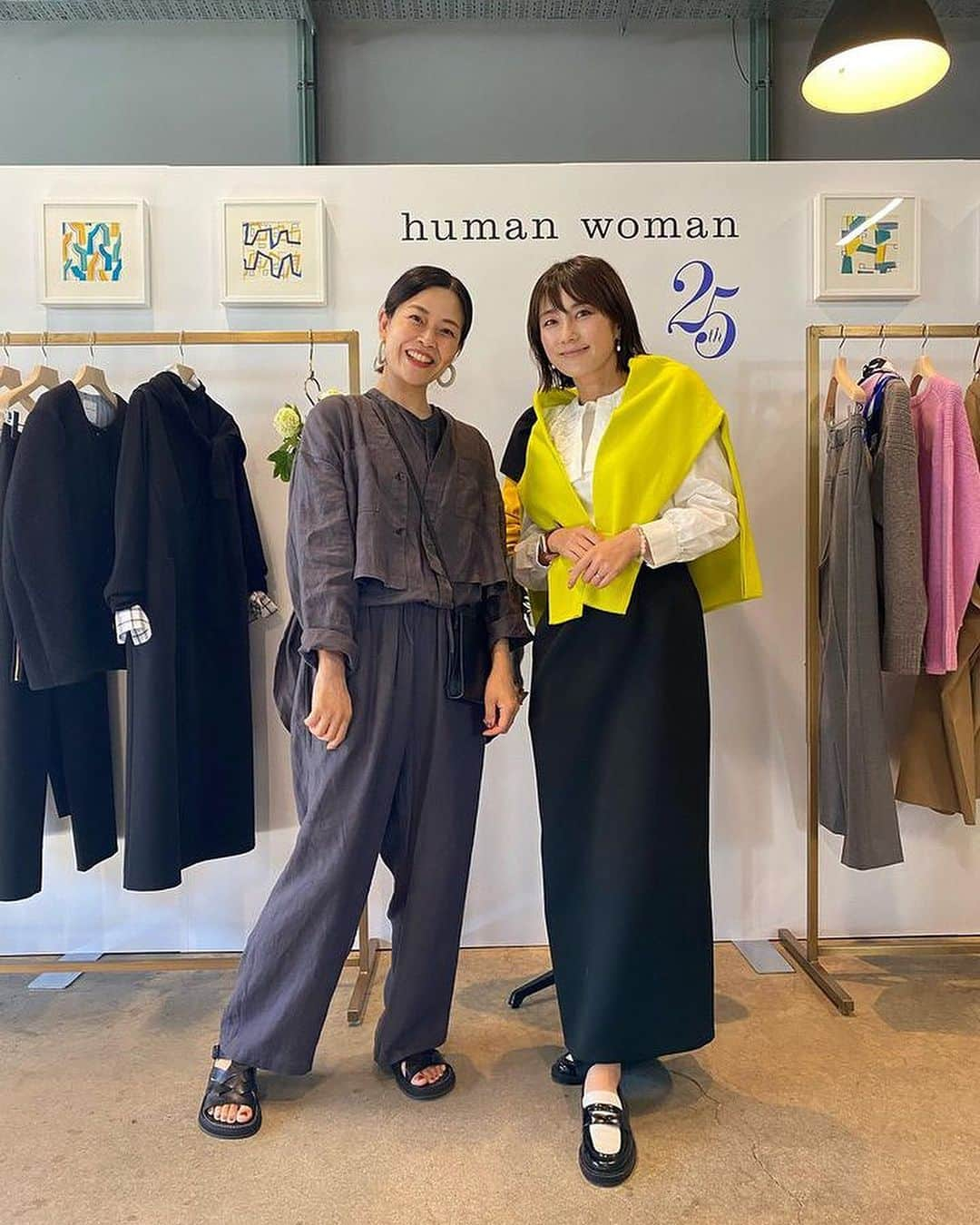 細田阿也さんのインスタグラム写真 - (細田阿也Instagram)「@gogreen_humanwoman  であう、きづく、つなぐ。をコンセプトに、 お客さまの日常をより楽しく、美しく彩るためのあらゆるモノ・コト・ヒトとの「出会いのきっかけ」を提供するプロジェクト　#gogreen  #あなたがナチュラルに戻れる場所  ヒトとの繋がりで「ちょっと癒される」、 モノとの繋がりで「ちょっと気分が上がる」 、 日常のちょっとした幸せをあなたと共創してみたい。そんな想いから生まれたそう。  下北沢に続いて 青山一丁目にある  @share_green_minamiaoyama にて6月開催され  兼ねてより癒されている 秋山さん♡ @naoko_akiyama_ にお招き頂きました！  装うこと、お洒落をたのしむこと、感じること。 ファッションは日々の暮らしの大エッセンス”		満載の @humanwoman_official も愛用させて頂いており  Autumn Collectionと Go green Popup Storeにて 緑あふれる空間に、 着心地よく、デザインやコンセプトなど環境にも配慮され優しさ溢れる　#humanwoman のオトナの心ゆとりある優しさを包み込む上質さ。 洗練された雑貨やお皿なども いつも楽しみで 下北沢に続いての開催に楽しみで  梅雨入りした中の晴れ間が気持ちよく、心から洗われました！  シャツワンピをオーダーさせて頂きました🧏🏻‍♀️✨  Be human, be woman. なりたい自分を、つくる服。  25周年の特設サイトも拝見し コンセプトのメッセージにも、背中を押して頂ける想いや優しさ溢れる言葉のプレゼント。  いつもあたたかく気にかけてくださり秋山さんステキなお招きありがとうございました🥹」7月6日 7時49分 - hosodaaya