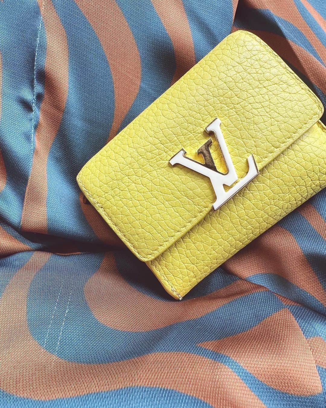 難波サキのインスタグラム：「#louisvuitton 💛 ミニ財布、そろそろ変えなきゃだけど これがお気に入りすぎて変えれない🤣 たまたまぷらっと入って出会って 今日一点だけ入ってきたんですよって 店員さんに言われて即決した思い出品なの〜」