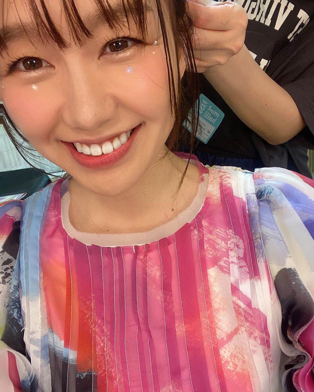 のインスタグラム：「今日は5時起き♪　 さーーー移動移動の日なので張り切って参ります☺️ 　 お写真はヘアメイク時の一枚💄　 こうしたい！を叶えてくれるヘアメイクさんはやっぱ天才なのです。　 もうながーーーいお付き合い、ゆっこさん @arakimake いつもありがとうございます☺️♡ 　 #早起きは三文の徳 #ヘアメイク #hair #haircolor #ポニーテール #dress #makeup #メイク #天才 #respect #art #はだのブランドアンバサダー #シンガーソングライター #photography #photooftheday #instagood」