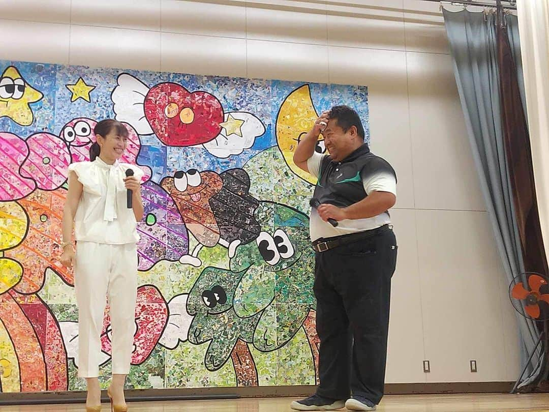 玉城ちはるさんのインスタグラム写真 - (玉城ちはるInstagram)「【北海道　銭函中学校　命の参観日】  北海道では3度目の命の参観日 学校では2校目。 そのどちらの学校にも佐川先生が♡  「何度でも子供達に聞かせたい」と言ってくれる言葉を実行してくださいました。  写真を見たらわかると思うのですが笑笑 講演後は握手の嵐　笑 一緒に写真を撮ってくれる子たちもいて(この写真の周りにはめっちゃ生徒たちが集まってくれてました)  質問形式の私の講演 全ての質問にこぞって手を挙げて答えてくれ 優しさ貯金ゲームでも大笑いして抱きしめ合う子もいました。  そして、 「相談力」相談できることは大切な生きる力だと伝わったのか  LINE相談は30人を超え今朝まで続きました^_^  内容は何気ないもの 友人関係、恋愛、勉強、　  「またこれからもこんな話でも聞いてくれますか？」とありました。  「何気ないけどモヤモヤする事から1人で抱え込まないで話せるのはすごく大事だから♡何度でもLINEしてね」と伝えました^_^  「相談力　」私はこれには大切な能力が備わるとおもっていて  自分の気持ちを言語化できる能力 それは、回数を重ねるうちに発信する力などになってゆきます。  講演の後校長室に行き、校長先生がまずおっしゃってくださったのが  「今日のお話の相談力、まさにいま学校教育の現場では発信力を養うことがテーマになっています」といって  私が相談する力は　自分から発信してゆく力になるのだということが伝わっていました。  先日も市役所職員の方にセルフケア研修を行いましたが 現在公務員の入職5年以内の離職率も高く 上司が悩む部下のことでの項目に  発信力、自分から発信してくれない  というのがあります。  私の研修では、この発信力はどう養うのか、 部下に養ってもらえるようアプローチできるのかなども話していて^_^  たった50分の講演でしたが色々しっかり伝わったのだと嬉しくなりました^_^  子供達がちょっとした事から相談することが身近になり 自分の話を聞いてくれる大人がいるという事で 社会への安心感をもってすこやかな心を持ち 大人になって行けると良いなとおもっています。  #銭函中学校  #命の参観日  #セルフメンタルケア  #相談力」7月6日 8時04分 - chiharu_tamaki