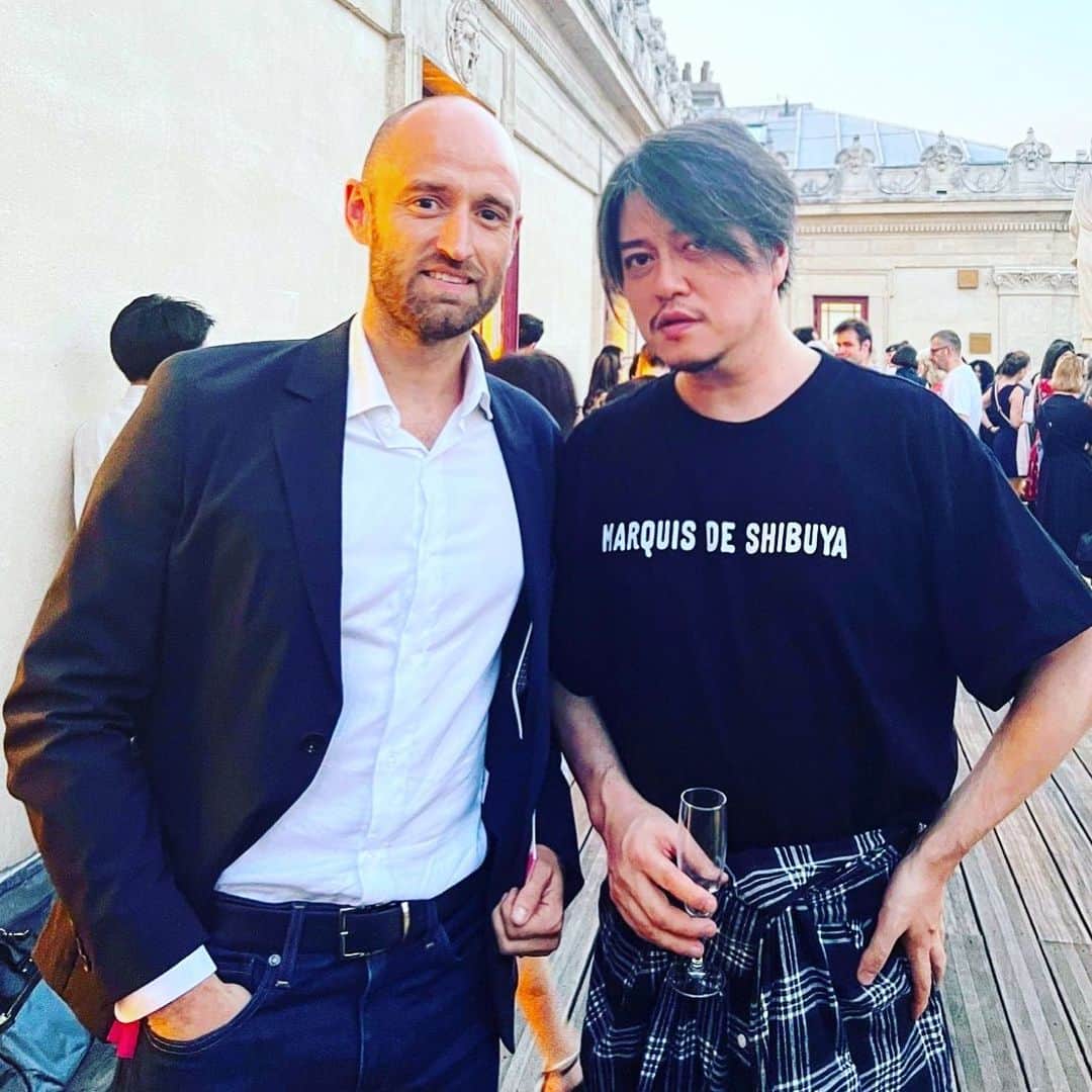 渋谷慶一郎のインスタグラム：「Android Opera、パリ・シャトレ座公演のアフターパーティーはNijinskyと名がついたテラス付きの部屋で。公演に来てくれたフランス外交官のサミュエルと。マルキドシブヤTシャツ、良い感じでしょ😉 The after party for the Android Opera at Theatre du Chatelet was held in a room with a terrace named Nijinsky. With Samuel, a French diplomat who came to the performance. Marquis de Sibuya T-shirt, isn't it a nice touch 😉.」