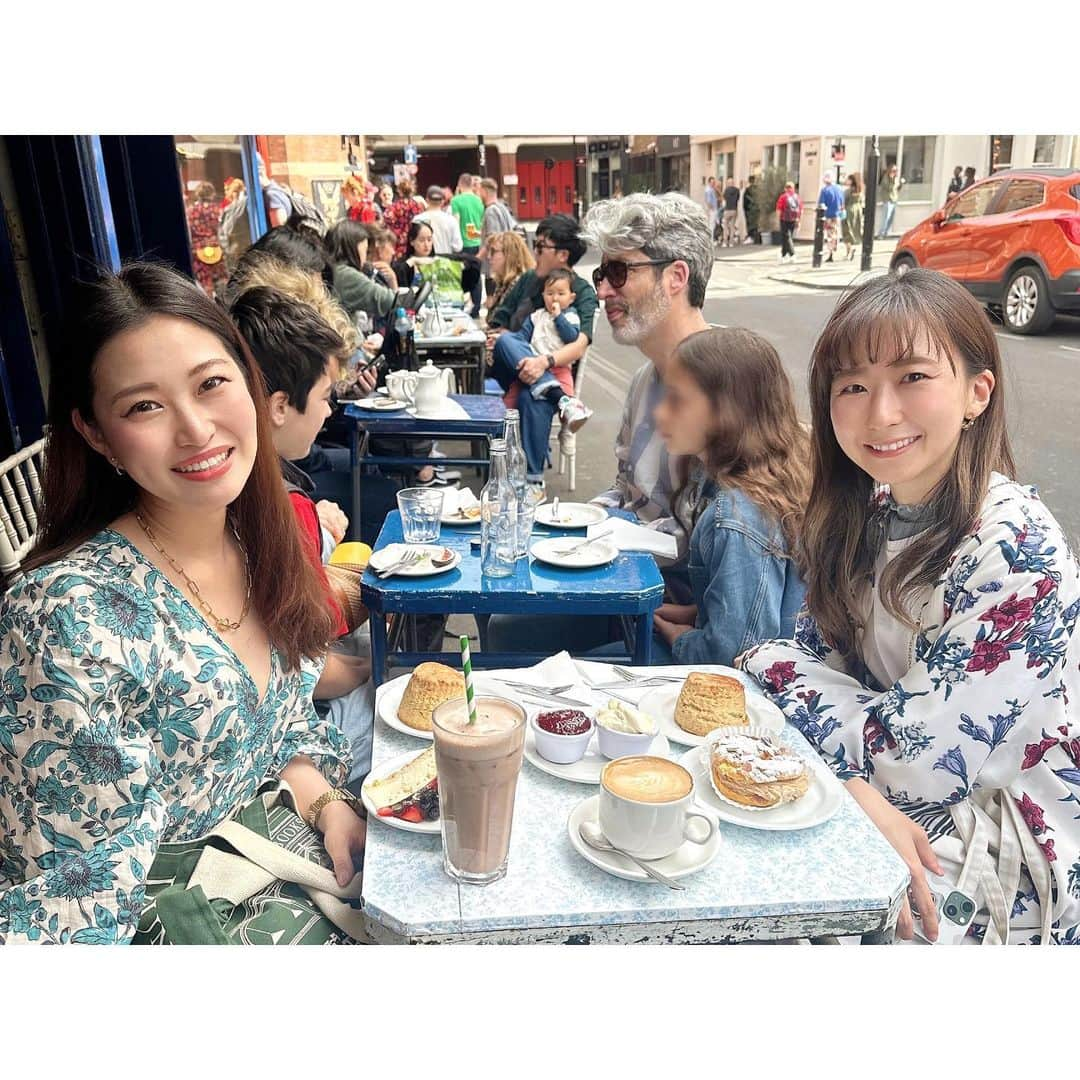 二見夕貴のインスタグラム：「. ずっと会いたかった友達ともLondonで 久々の再会を果たしてきました😍  すーぱーーー久しぶりだったけど 居心地良すぎた🫶🏻らぶ 聞きたいこと話したいこと溢れて ひたすらおしゃべりして 楽しくてあっという間すぎた☕️💓 かすみありがとう🥰またすぐ行く✈️笑  ---  おしゃで有名なカフェレストラン Sketchでランチして、 スコーンがおいしいよって連れてってもらった アットホームなカフェで欲張りティータイム🍰☕️  スコーンおいしかったああ♡♡ お店を仕切ってるおじいちゃんと お店のマスコット的オーラが漂う 素敵で可愛いおばあちゃんがすきだった😍 また行きたい🫶🏻  Sketchは4フロアあってそれぞれ デザインが違うらしくて この部屋しか入ったことないんだけど 昔来た時と変わってた✨ 何度もリピートしたくなるじゃんね🥰 Beef Tartarが美味しかった😋  #London #uk #Londoncafe #soholondon #maisonbertaux #sketchlondon #ロンドン #イギリス #ロンドンカフェ #ロンドングルメ #おしゃカフェ #おしゃレストラン」