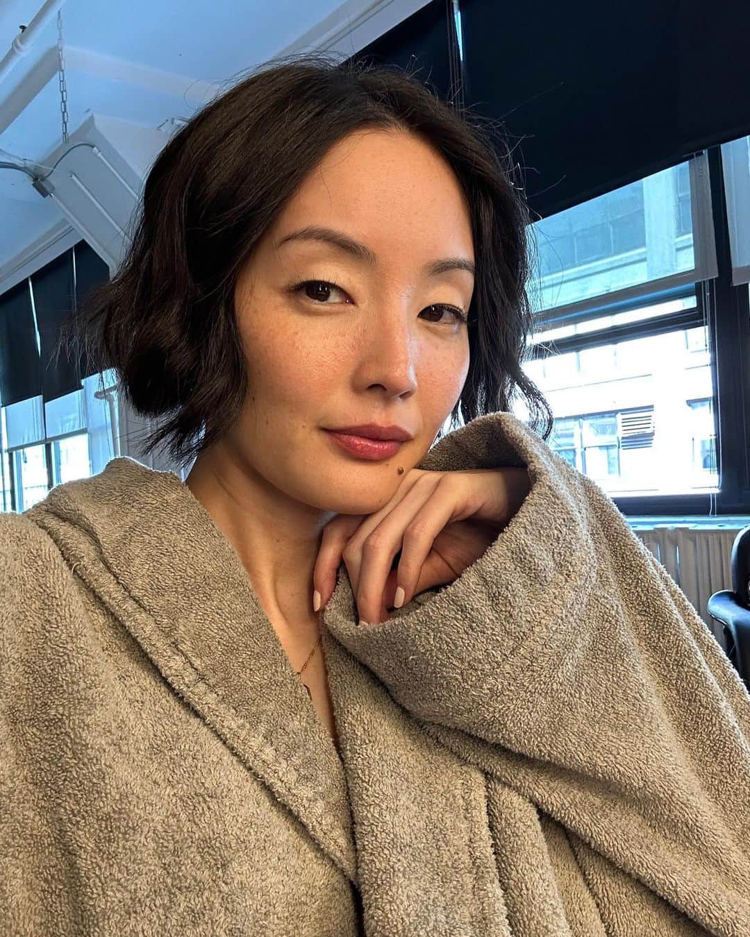 のインスタグラム：「for today in NYC🇺🇸  いつもと何かが違うんだけど、わかるかな…  YouTube始めました！プロフィールからぜひフォローをお願いします☺️🙌🏻今いるニューヨークの景色やカフェ、美術館、もちろんモデルの仕事やオーディションについても動画で上げています🇺🇸🇯🇵 ☞Link in bio」
