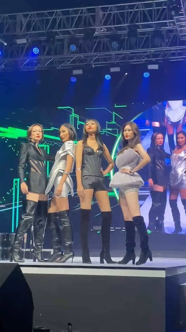 栗原貴史のインスタグラム：「2023 L’oreal Professionnel Business Forum in インドネシア  Terima kasih！！！！  model @indirasvari  @dwitavl  @maudymargaretha @claricejf   special assist  @takasaki_aoi   @inoa_official_fansite  @lorealpro_education_indonesia @lorealindonesia @lorealpro  #LorealProID #iNOAhairID #ScalpAdvancedID #hairtok #lorealprohairtech   @peekaboo_newoman_shinjuku @peekabooacademyofficial @peekaboosalonsofficial @peekaboo_webacademy  #新宿美容室  #newoman新宿  #骨格補正  #骨格補正カット #ボブ  #グラボブ  #ショートヘア #ショートカット #ショートボブ #丸みショート #ゆとりショート #shortcut #hairistyle #contrastdesign #contrastcolor #bob #peekabooneeomanshinjuku」
