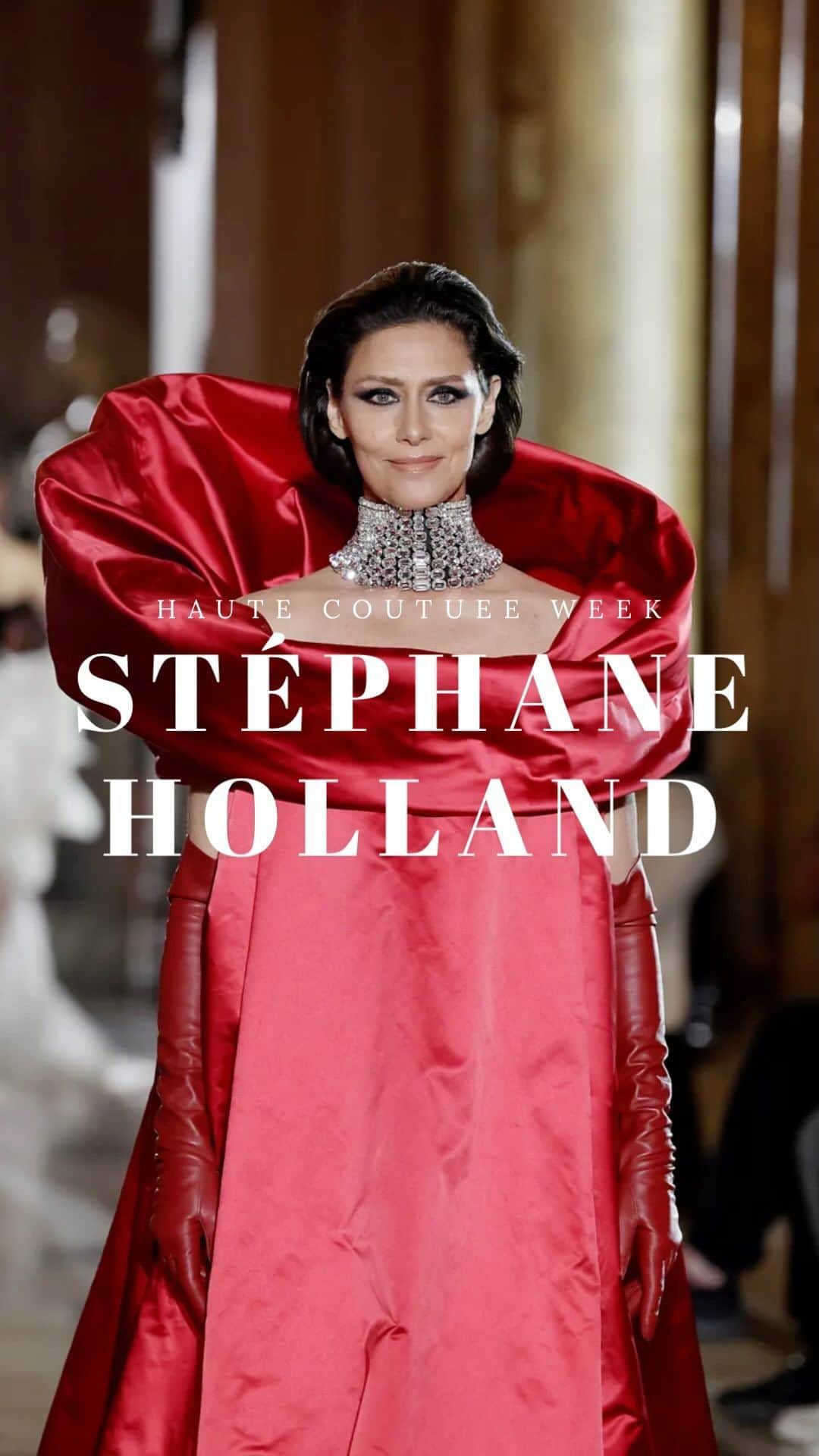 Lalá Noletoのインスタグラム：「‘’Brasil, eu te amo!’’, foi assim que @stephanerolland_paris agradeceu ao público no final de seu desfile. Se você quer entender o que é couture de verdade, Rolland mostra - e prova - com maestria tudo que pode oferecer dentro da alta costura com apenas preto e branco. O destaque do desfile ficou obviamente para nossa brasileira @mariafernandacandidooficial que interpretou Maria Callas, cantora de ópera, para o filme de Claude Lelouch enquanto vestia a peça mais importante do desfile: um vestido vermelho de busto e ombros estruturados com uma longa cauda em tecido acetinado completando o look com luvas da mesma cor. Belíssimo, não acham?」