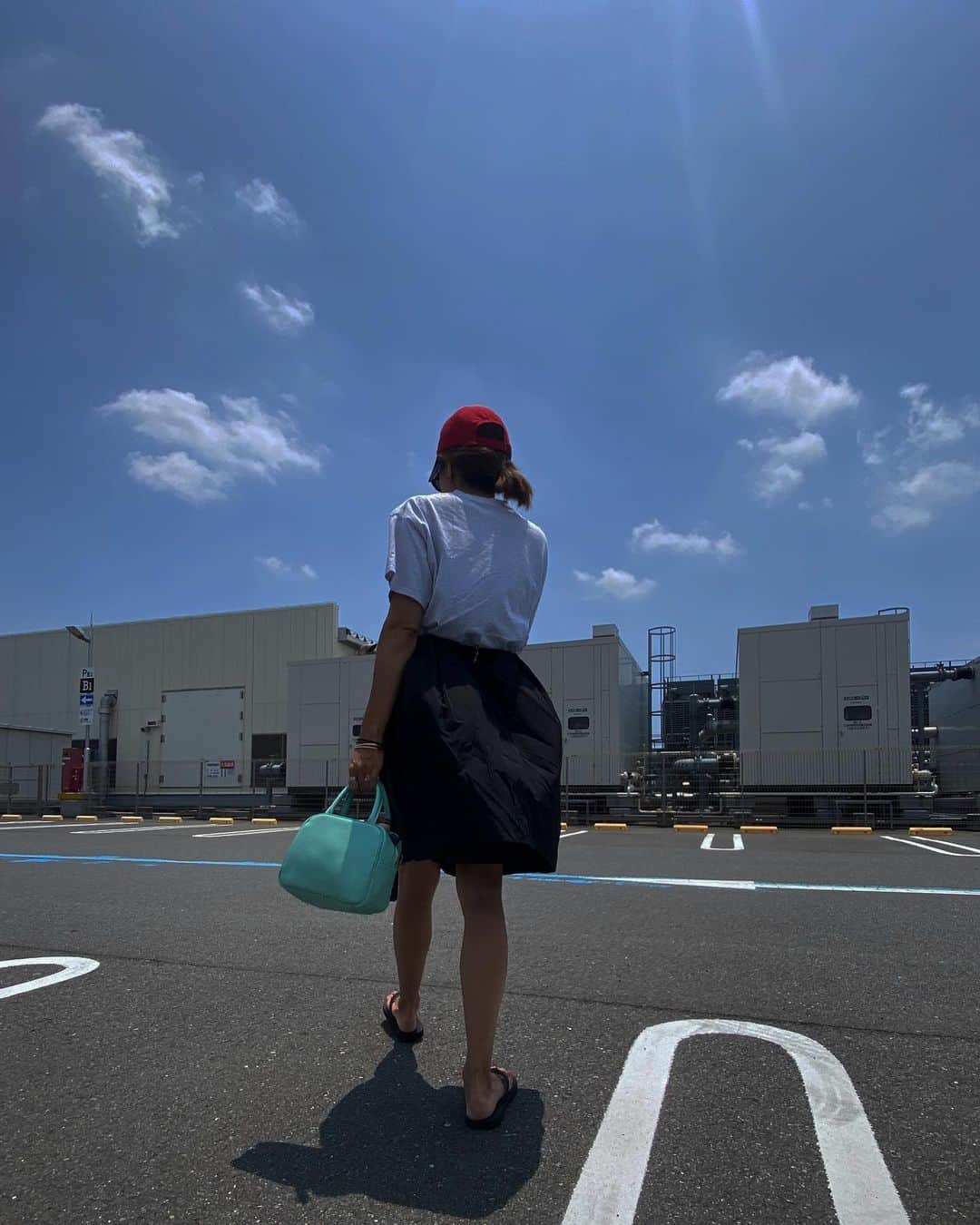堀舞紀のインスタグラム：「🧢🌞〜  最近は  大人だから  大人っぽいカッコしてる🙃🩴  いい天気ばっかりで 嬉しい🤭  #大人カジュアル #母親服装」