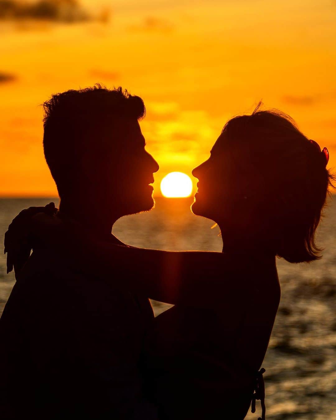 のインスタグラム：「Eu amo cada por do sol com você! Que venham muitos outros e que a cada dia ele brilhe mais e mais! Te amo! ✨ #Noronha #FernandoDeNoronha」
