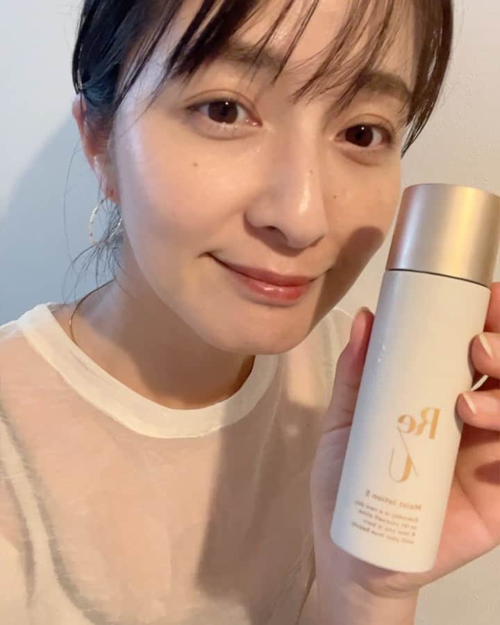 松木里菜のインスタグラム：「.｡･*.  角度によってつや玉が見えるようになってきた😳🙌✨  2ヶ月前にRe/Uのサロンでクレンズと、高濃度幹細胞液の導入をしてもらい、そこから使い続けることで確実に肌の力が上がったのを実感しております‼️  幹細胞と一口にいっても色々種類や濃度が違うので きちんとこだわって作られたものに限り効果は出るということがわかりました！  自分にしかわからなくても お肌の調子がいいと 気分が本当にいい🌈🌞  私は美容液、化粧液、クリームと、ラインで使って効果が大きく出た気がします✨  #reu #リユー #幹細胞美容液」