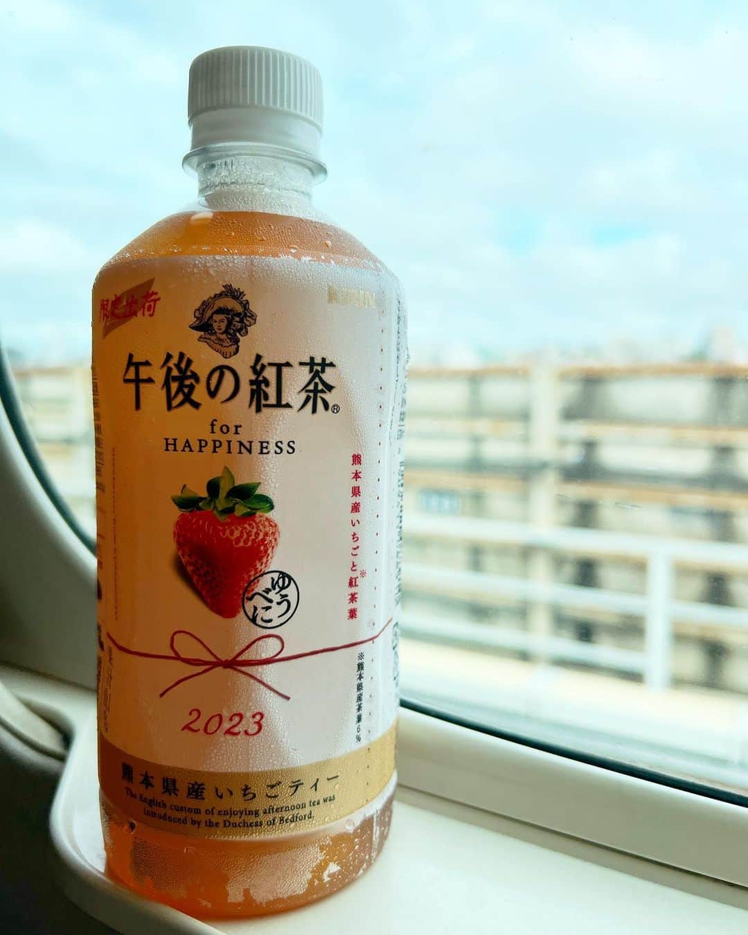NESMITHのインスタグラム：「今日は朝から１日ロケデー🚄‼️ 朝からスッキリ、旅のお供に🍓🫖✨ 正直なにが起こるかわからないドキドキなロケ､､､ 情報解禁をお楽しみに✌️ #まさかな組み合わせ過ぎて #予想がつかな過ぎるロケ (笑) #楽しんできちゃいます 🤩✌️ #しかしこの午後ティーアンドゆうべに #美味し過ぎやないか 🍓 #スーパーで大きいサイズを見つけで即買い」