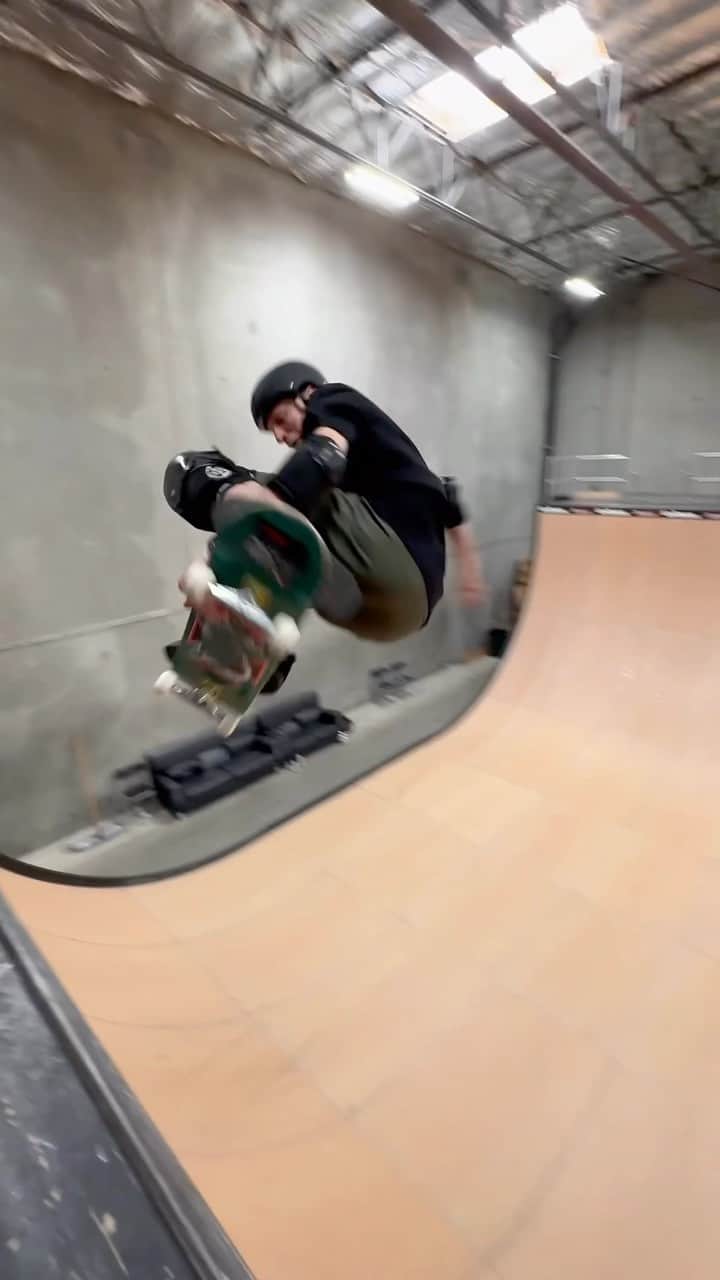 トニー・ホークのインスタグラム：「Got some scary & obscure tricks back today. Indy 3 was almost more frightening than relearning McTwists. First one to name them all correctly gets a skateboard.」