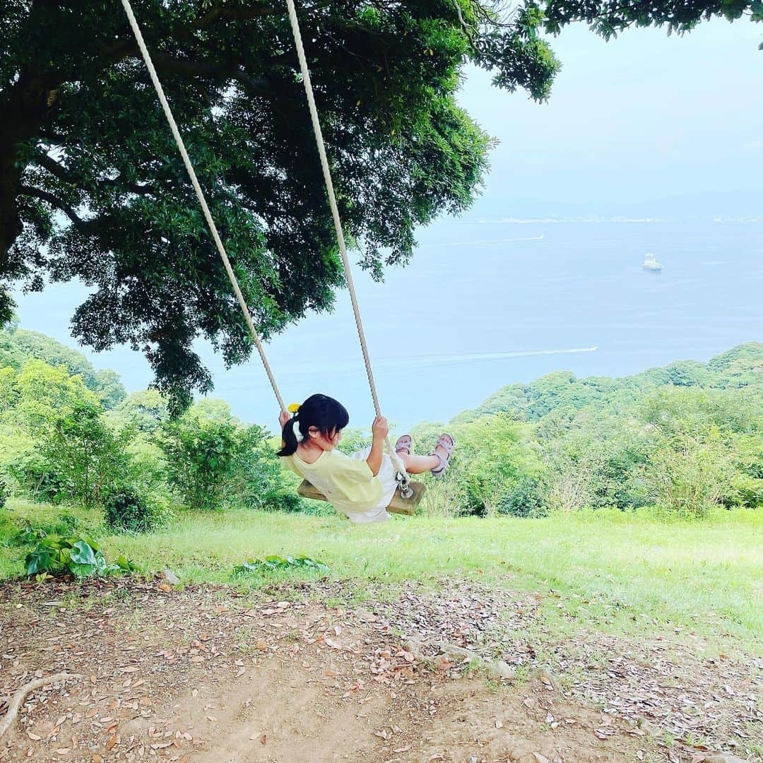 秋本ゆかりさんのインスタグラム写真 - (秋本ゆかりInstagram)「移動中にここぞとばかりに連投しております😅  午前中に次女のランドセルを注文し、それから能古島にお出かけした日。  思い立ってすぐに行ける島✨  能古島アイランドパークはマリーゴールドが咲き誇り、オレンジ🧡と黄色💛がとってもキレイでした🌼 自由に摘み取って帰れるのも嬉しい😊  他にもパーク内には紫陽花とかいろんなお花が✨  これだけの広い土地をいつもきれいに保つのは本当に大変だろうに、、と行くたびに有難い気持ちになる🥺  海に向かって乗る大きなブランコもハイジみたいで楽しかったね💓 暑かったけど💦アスレチックがあるから子どもも大はしゃぎでした👏  ソフトクリーム🍦もおいしかった♪  . #福岡#能古島#能古島アイランドパーク#マリーゴールド#大きなブランコ」7月6日 8時37分 - akimoto_yukari
