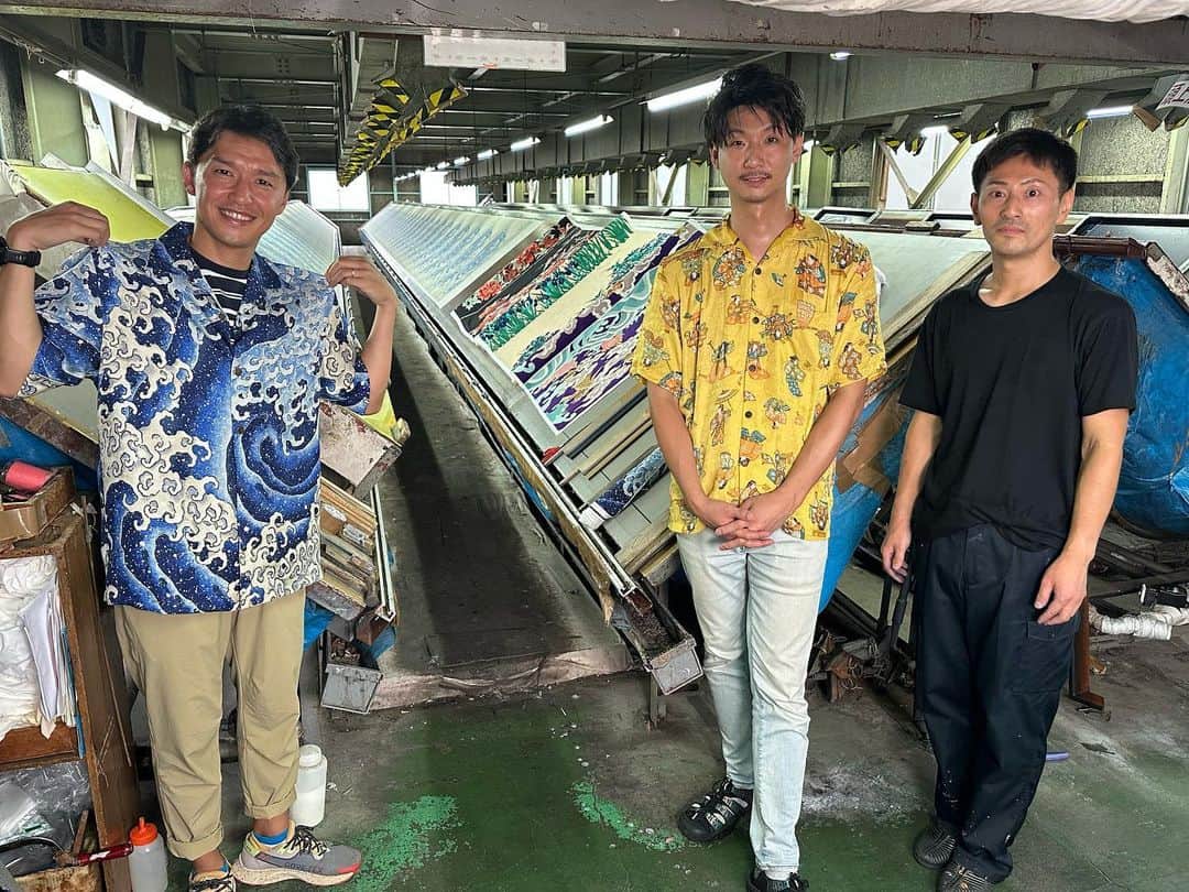 のインスタグラム：「・ 昨日は京友禅染めの アロハシャツをご紹介。  元々のアロハシャツも ハワイに渡った日本人が 着物から作ったと言われていて これぞ元祖と言えるかも。  1色ずつ丁寧に染め型で 色をつけていき 多い柄だと25色も！  ほんと発色が良くて デザインもカッコいい！  実は20年ほど前、 ほぼ新人だった頃に 取材させて頂いていまして、 懐かしい現場でした。  あの時頂いた 和柄のボクサーパンツ、 まだ大事にたまにはいてます♪  #mbs #よんチャンtv  #毎日生中継 #山ちゃん中継 #亀田富染工場 #パゴン #和柄アロハ #ものもち良し男  #今日も中継やります #代役です」