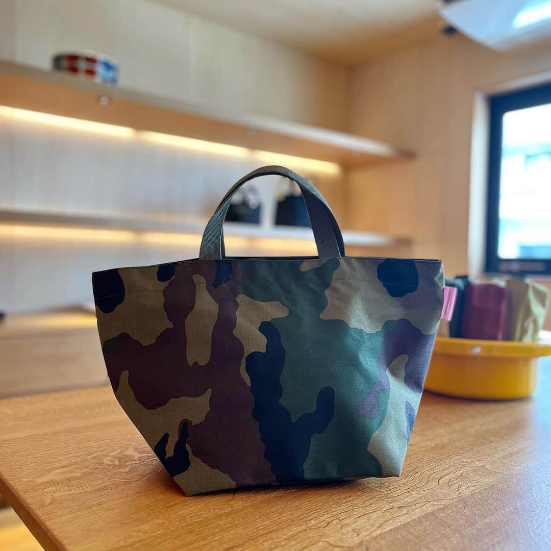 エルベシャプリエのインスタグラム：「【メゾン京都】 2023.7.6(THU)  🚩NEW ONE   ①1925WTD  CAMO/MOUSSE  ¥51,150 tax in   ②1925CTD MASTIC/VIGOGNE ¥47,300 tax in   取扱店舗↪︎ 京都・メゾン京都・別館・代官山・吉祥寺・元町・WEB  🔸エルベシャプリエメゾン京都🔸 営業時間:10時-18時 定休日:水曜日 075-708-6887 〠京都市中京区三条通堺町東入桝屋町72-1  ☕️メゾン京都は靴を脱いで ゆっくり店内を楽しんでいただける空間です  #hervechapelier  #エルベシャプリエ #エルベ #トート #france  #paris #kyoto #エルベシャプリエ京都 #エルベシャプリエメゾン京都 #エルベシャプリエ京都別館 #サニーアンドカンパニー  #サニーアンドカンパニー京都」