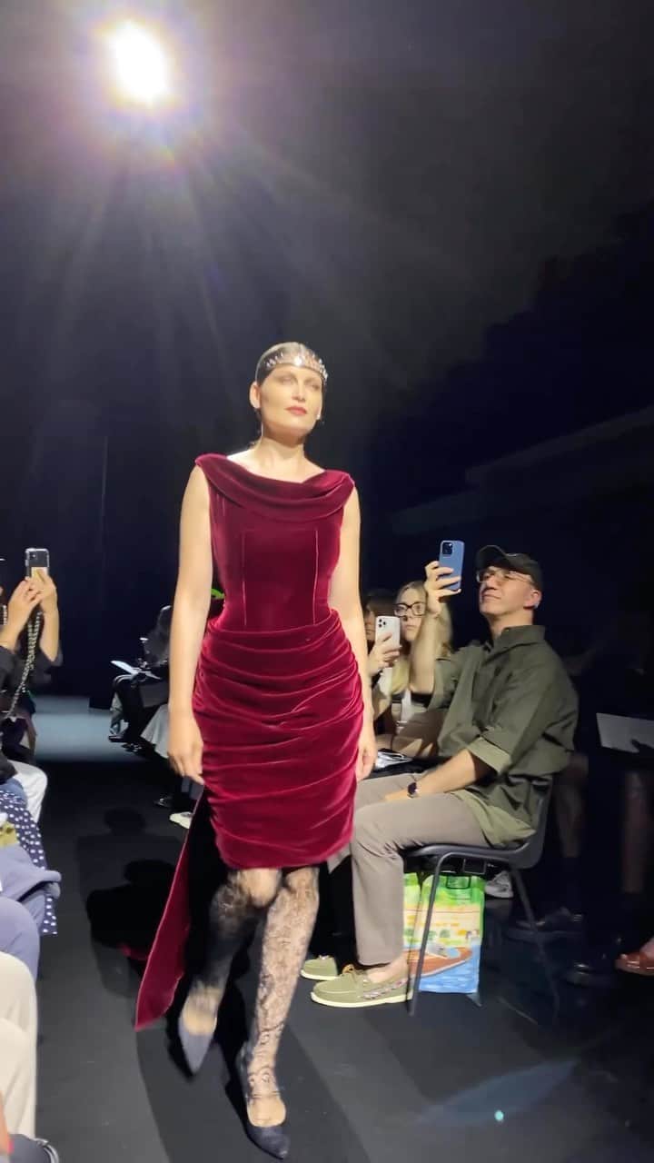 ELLE Brasilのインスタグラム：「O terceiro dia da temporada de inverno 2023 da alta-costura está cheio de nostalgia! Destaque para a modelo @laetitiacasta fechando o desfile da @jeanpaulgaultier criada por @juliendossena, estilista escolhido para reinterpretar os códigos da casa francesa depois de @h.a, @glennmartens e @olivier_rousteing. Destaque para as listras náuticas clássicas de Gaultier, que apareceram em blusas peludinhas, para os jeans couture criados através de contas bordadas e para o veludo, trabalhado de diversas maneiras pelo francês que também comanda a @rabanne. #ELLEnacouture (vídeo: @ellefr)」