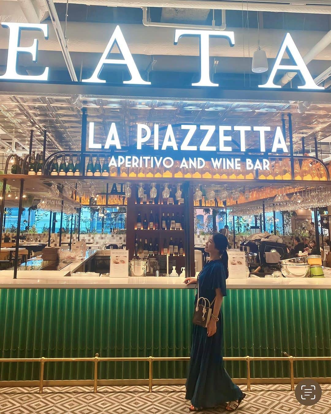 紙本真琴さんのインスタグラム写真 - (紙本真琴Instagram)「イタリアでも楽しんだEATALY @eataly.tokyo でのアペリティーボタイム♡  ３週間くらい続けている16時間ダイエットで身体が軽く肌艶がよくなった✨  ダイエット方法はめちゃくちゃ簡単‼️  一日24時間中、16時間は糖分のない水分(水・お茶・コーヒーなど)で過ごし  残りの8時間は自由に食事ができるの！ ファスティングという概念がなく気持ちも楽だよ〜  空腹の16時間のうち夜の睡眠時間を入れれば起きている空腹の時間が少ないよ  例えば私の場合、 12時にランチ 19時に夕飯で20時に食べ終わる  20時〜16時間後の次の日の 12時ランチまで食事しない…の繰り返し！  なーんだ、朝食抜きってことなのね☺︎って感じ  朝どーしてもお腹空いてしまったら 無添加ナッツや無糖ヨーグルト、ナチュラルチーズは200キロカロリー以内なら摂っても大丈夫👌🏻  それと大切なのは水を一日2リットル飲むことと食事は栄養バランスよくとること  またオートファジーで筋肉量まで減ってしまうので適度に運動をするといいんです✨  炭水化物も摂らないとギスギスしてしまうから、しっかり“蒼の元米” @tomitatetsuhide で補ってるよ  興味あったら質問やDMくださいな🕊️  デトックスされるから更年期対策にも良いよ！  毎日笑顔でいるために自分の心と身体と向き合って大切にしていきたい🎵  最近ね“更年期は幸年期”だけじゃなくて “更年期は向年期”とも感じてる〜  自分をいっぱい愛してあげよ🤍  #16時間ダイエット #オートファジー #更年期は幸年期 #更年期は向年期 #更年期太り #51歳 #蒼の元米 #玄米 #幸年期夫婦 #eataly #16時間ファスティング #更年期 #スタイルアップコーディネーター #macotokamimoto」7月6日 8時58分 - macoto.kamimoto