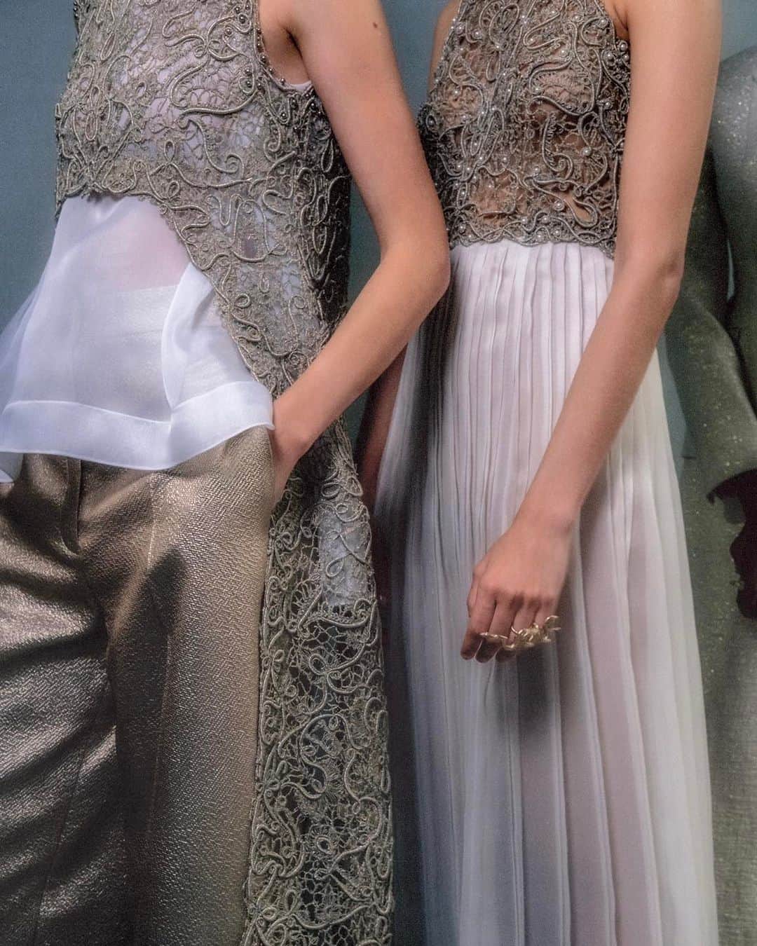 のインスタグラム：「In another pre-show close-up on details of #DiorCouture Autumn-Winter 2023-2024 by @MariaGraziaChiuri, the inimitable part played by #DiorSavoirFaire comes to the fore. On the one hand, the mastery of adornment appears as a variety of pearl-dotted, guipure-like relief embroideries and lace fluttering with handpainted flowers. On the other hand, the manipulation of fabric reveals itself through the sharp lines of knife-pleated organza or the double-face wool softly gathered into folds for a jacket. © MelieHirtz」