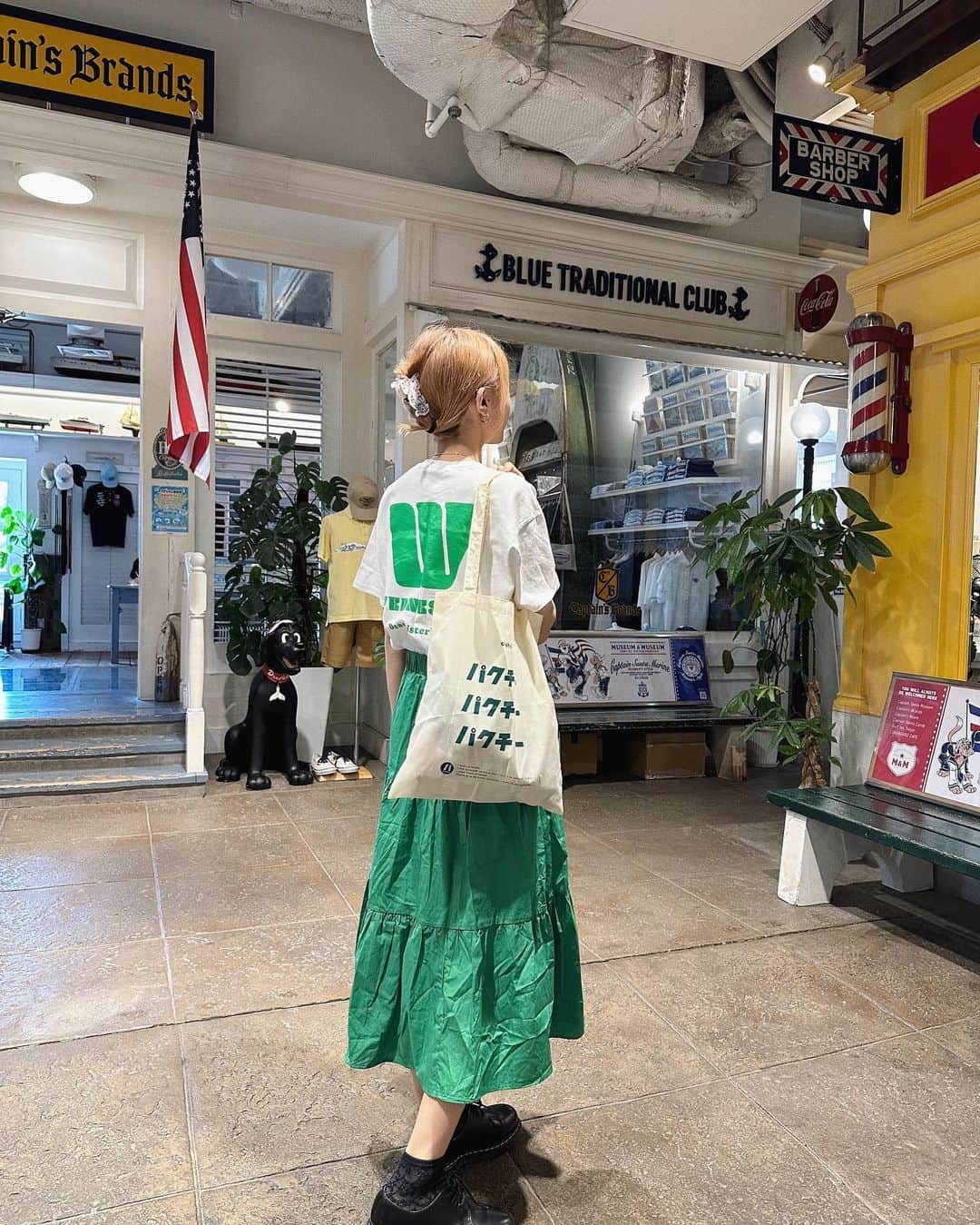 のインスタグラム：「🌱🌿🍀 　 　 パクチーパクチーパクチー🌿 後ろのわんちゃん見せたい日だから 後ろ向きいっぱい撮ったのに 逆さまになってる🙃悲しい、可哀想 髪ピョコってしてる 　 　 #ちゃりふぁっしょん」
