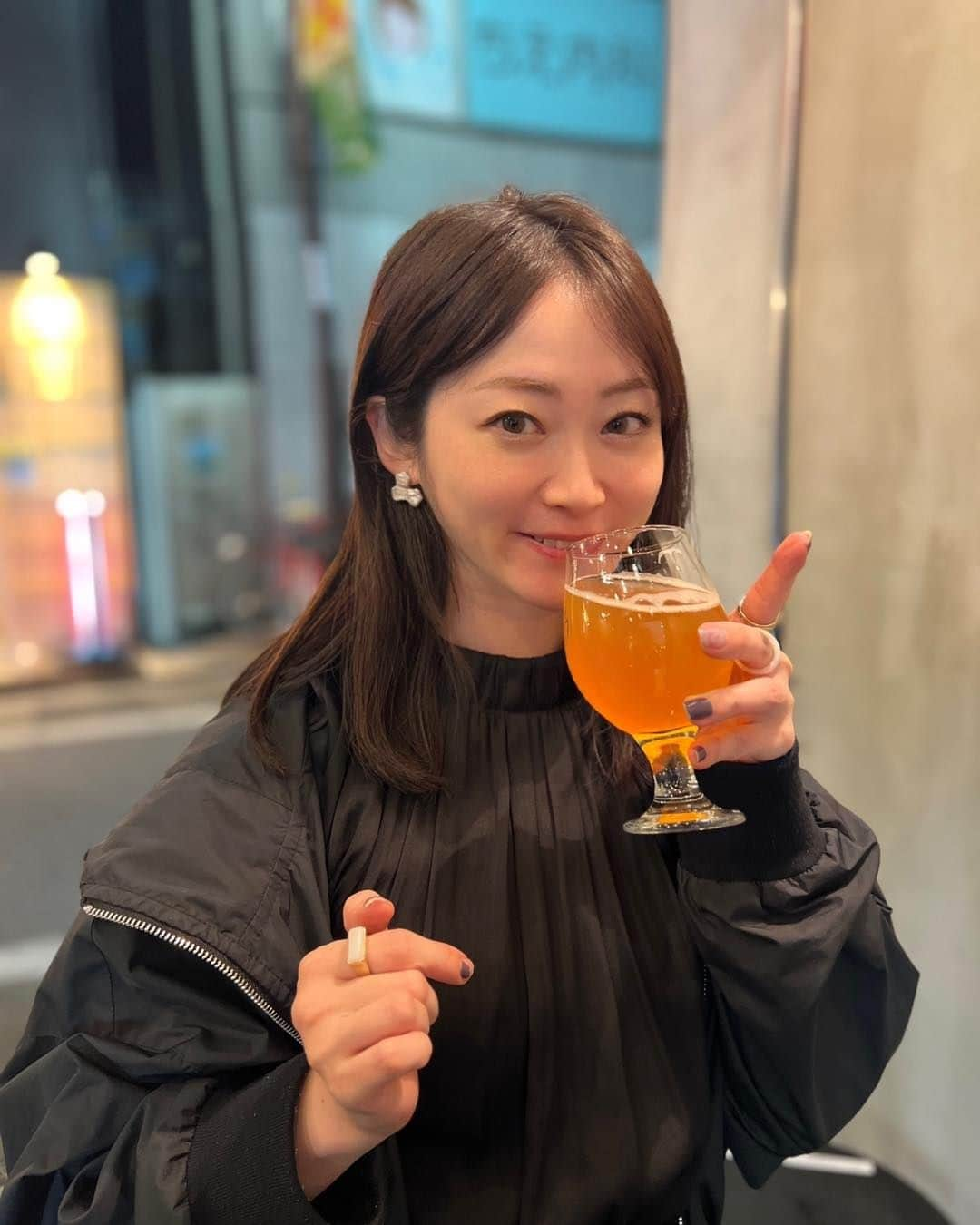 本谷亜紀のインスタグラム：「餃子の王将でフルコースを楽しんだと、三茶のsanityで立ち飲みビール🍺 みんなは王将で何のメニューが好き？  sanityの後は、三茶のマルコでトロたく食べて幸せな夜でした〜！！都内でいろんな場所に住んだことあるけど、三茶は特に好きだったなぁ🏠なんか私が引っ越してから面白いお店がさらに増えた気がするう！！  #餃子の王将 #餃子 #餃子部 #餃子スタグラム #三茶 #三茶飲み #三茶グルメ #クラフトビール #クラフトビール専門店 #クラフトビール #クラフトビール女子」