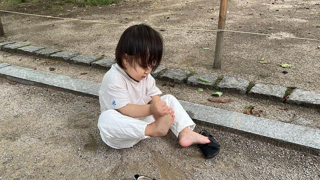 ハン・ジヘのインスタグラム：「신발에 모레 들어갔다고 혼자 빼려다 더 묻히는 슬이 ㅋ 외하삐와, 아빠랑 커플룩, 새장화, 썬글라스 슬이. 잘있어요🤗」