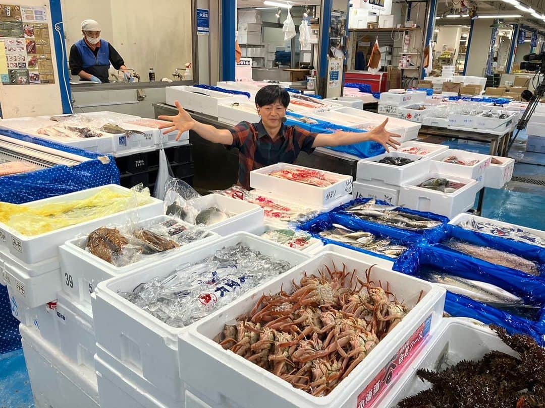 依田司さんのインスタグラム写真 - (依田司Instagram)「7月6日(木) 神奈川県にある『川崎幸市場』は、一般の方も利用できる卸売市場で、全国から仕入れた新鮮な食材をお手頃価格で買うことができます。まさに、市民の台所。 市場にはマグロをはじめとし、旬のアジやカツオ、イワシなど…種類豊富な海鮮が数多く並びます。また、７月といえば…ウナギ。ウナギの相場は１００ｇ１３００円～１５００円と言われていますが、なんと3分の１の価格で購入できます。（３３０ｇ１３００円） さらに、食堂では新鮮なお刺身や焼き魚の定食はもちろん、トロトロのチャーシューがのったチャーシュー丼などもいただけます。 今度の土曜日は月に１度の「いちばいち」。水産関連商品に加えて、普段は買えない青果やお花も購入できますよ。  #川崎幸市場  #依田さん #依田司 #お天気検定 #テレビ朝日 #グッドモーニング #気象予報士 #お天気キャスター #森林インストラクター #グリーンセイバーアドバンス #プロジェクトワイルド #IPCC伝導者 #japan #japantrip #japantravel #unknownjapan #japanAdventure #japanlife #lifeinjapan #instagramjapan #instajapan #療癒 #ilovejapan #weather #weathercaster #weatherforecast」7月6日 9時25分 - tsukasa_yoda