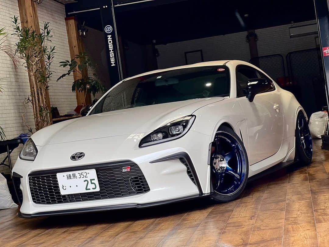 織戸学のインスタグラム：「YOKOHAMA GR86  に MAXORIDO akea 装着  低い車高に新しい TC4 SE  マシニングにて削り込まれたセンターホール が最高にカッコ良い  決まってる  各種イベントにて お見えできるでしょう。  僕も見てない、、、  TC4SE 18-9.0-51  pcd100 GR86 チューナーズサイズ  在庫有り ご確認お問い合わせ下さい。  @yokohamawheel  @yokohama.rubber_jp  @yokohamawheelusa   @130ryokohama  @akea_japan   #maxorido   #yokohama」
