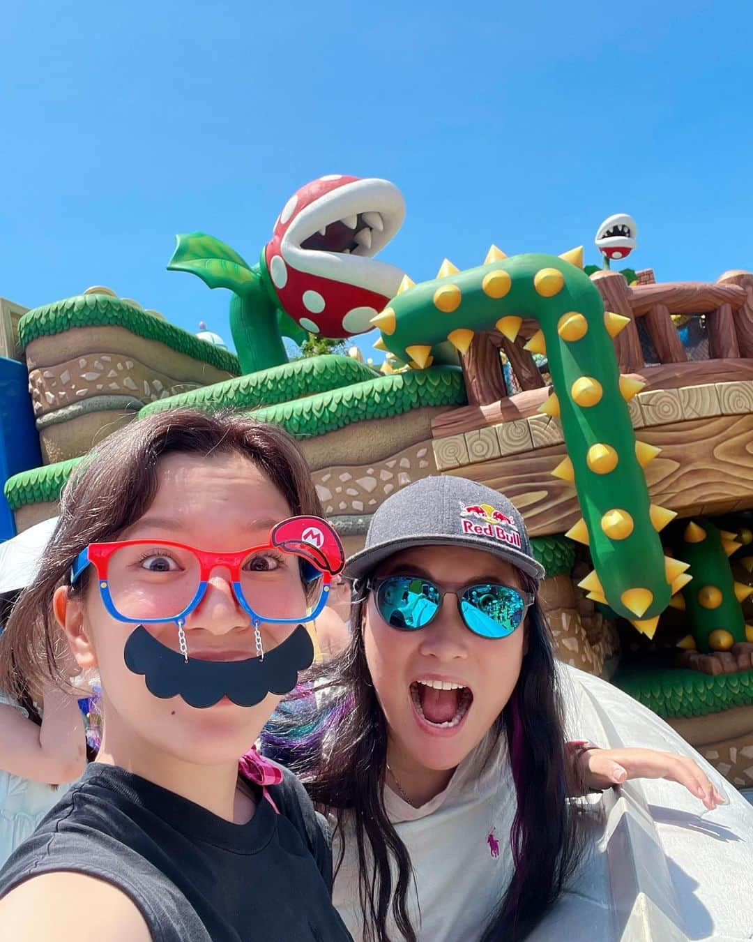 四十住さくらのインスタグラム：「❤️💚  #朝 #5時 #出発 #usj #ユニバ #mario #luigi  #minions #jaws #spiderman #harrypotter  #ジェラシックパーク #ビチョビチョ #前髪 #注目 😂 #白浜 #白浜旅行 #海 #釣り #bbq  #リハビリ #skate #fun  #親友と過ごした #5日間 #少し早い #夏休み」