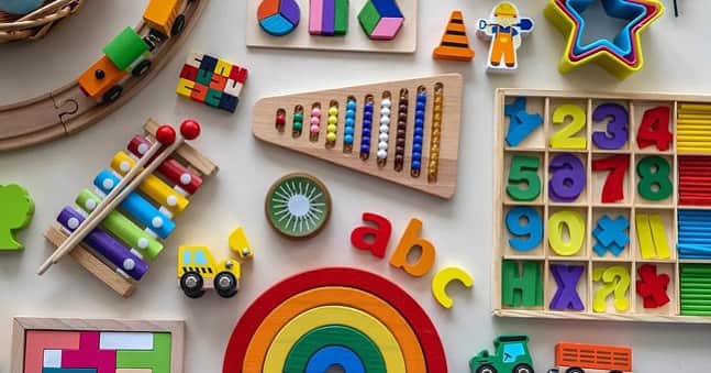 のインスタグラム：「🧸 “遊びの本質”や“おもちゃ”の本当の役割を、6時間におよぶ体験型カリキュラムを通して学び合う「おもちゃインストラクター養成講座」の開催です。  長時間にわたる養成講座ですが、お昼休みの昼食には心と体が喜ぶお弁当を清水工務店よりプレセント。  人気の料理研究家・山崎亮子先生の、美味しくて見た目も可愛く栄養バランスも見事なお弁当で、午後からの英気を養ってください。  6時間にわたる養成講座を無事に修了された方には、 認定NPO法人 芸術と遊び創造協会から「おもちゃインストラクター認定証」を授与いたします。  さまざまなシーンでアピールできる資格です。志をともにしたみなさんと喜びをシェアしましょう。  詳しい内容とお申し込みは@shimizu_aportのURLをご覧ください。  #おもちゃインストラクター養成講座 #おもちゃインストラクター認定資格  講師 #岡田哲也さん  お弁当 #山崎亮子さん」