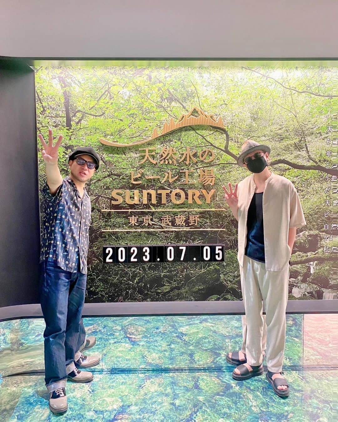 NATCHINのインスタグラム：「オオタニさんの誕生日に、マサさんとサントリーさんのビール工場に行ってきました。  コロナ禍中は行けなくて、約3年振り3回目の工場見学。  ビールがどのように出来るのか学んだ後、三杯まで出来立てのビールを頂けるという、何とも有難い至福の時間🍺🍺🍺  出来立てビールは、ビックリするくらい、スーッと喉を通って行きますよ  みなさん、暑い夏、一度行ってみては？  ※さて、問題です。 「さん」を何回言ったでしょうか？」
